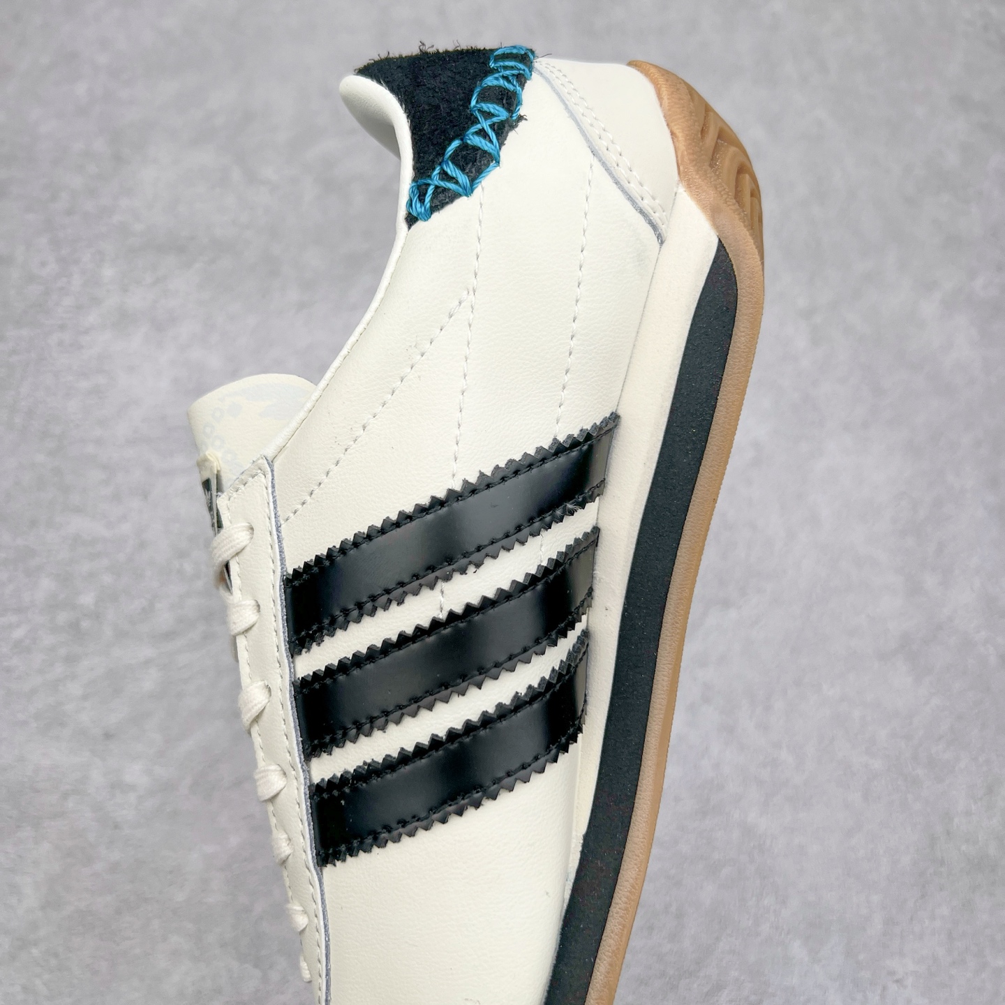 图片[7]-Song for the Mute x AD Originals SFTM-003 联名款复古慢跑鞋 Originals与时装品牌Song for the Mute即将迎来第三个合作系列 这个系列主打的也是怀旧的氛围 采用了Country OG这个诞生于上世纪70年代的鞋款 尼龙和绒面革的梦幻拼接 低调而富有质感 呈现SFTM一贯的面料美学 三款不同风格的配色 亮点十足的斑点鞋带 体现怀旧主义和前卫设计无缝交织 鞋款采用了低帮的造型 方便日常穿着 同时对于外底做了处理 皮革材质和尼龙布材质的组合也更具是时代感 尺码：36 36.5 37 38 38.5 39 40 40.5 41 42 42.5 43 44 44.5 45-选品中心