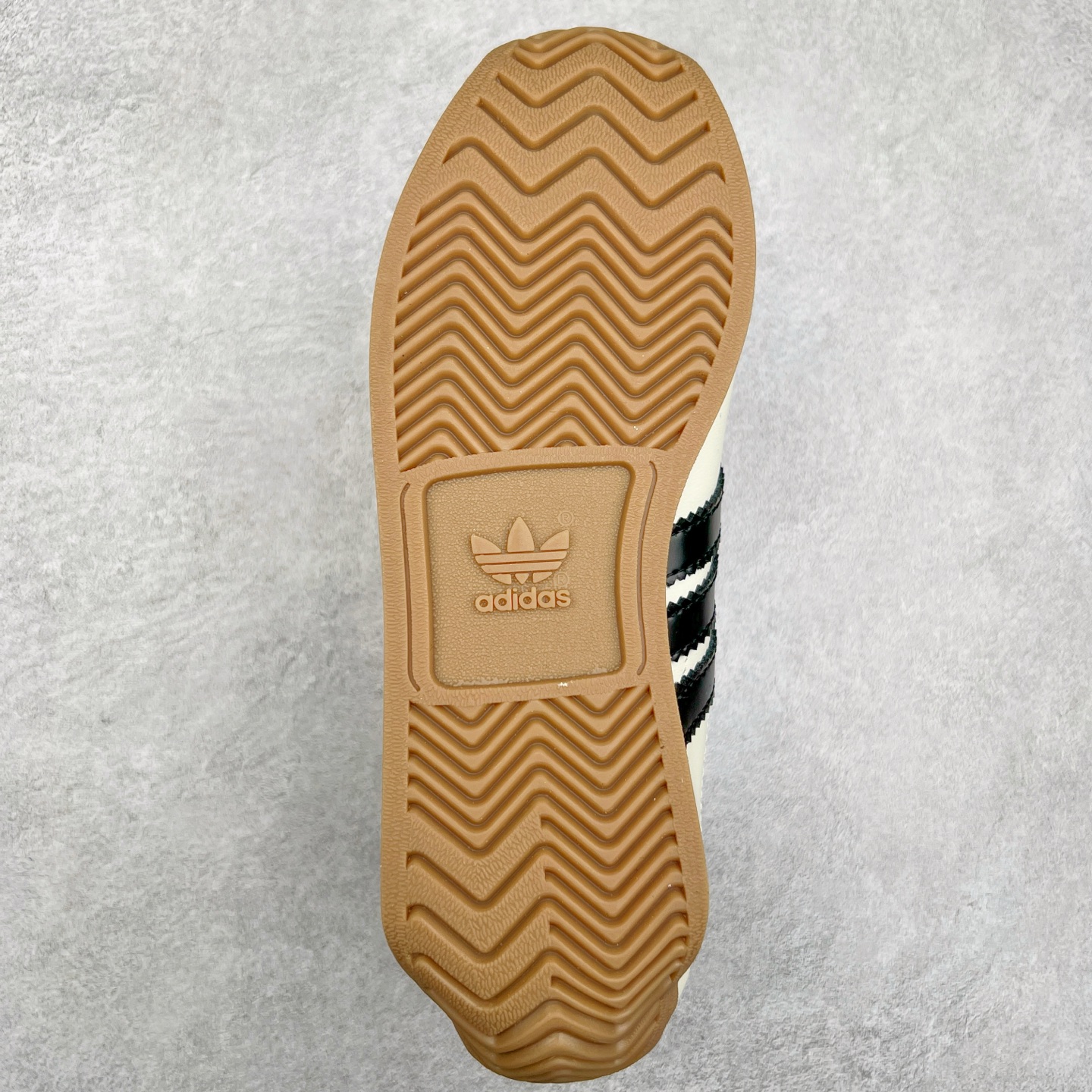 图片[9]-Song for the Mute x AD Originals SFTM-003 联名款复古慢跑鞋 Originals与时装品牌Song for the Mute即将迎来第三个合作系列 这个系列主打的也是怀旧的氛围 采用了Country OG这个诞生于上世纪70年代的鞋款 尼龙和绒面革的梦幻拼接 低调而富有质感 呈现SFTM一贯的面料美学 三款不同风格的配色 亮点十足的斑点鞋带 体现怀旧主义和前卫设计无缝交织 鞋款采用了低帮的造型 方便日常穿着 同时对于外底做了处理 皮革材质和尼龙布材质的组合也更具是时代感 尺码：36 36.5 37 38 38.5 39 40 40.5 41 42 42.5 43 44 44.5 45-选品中心