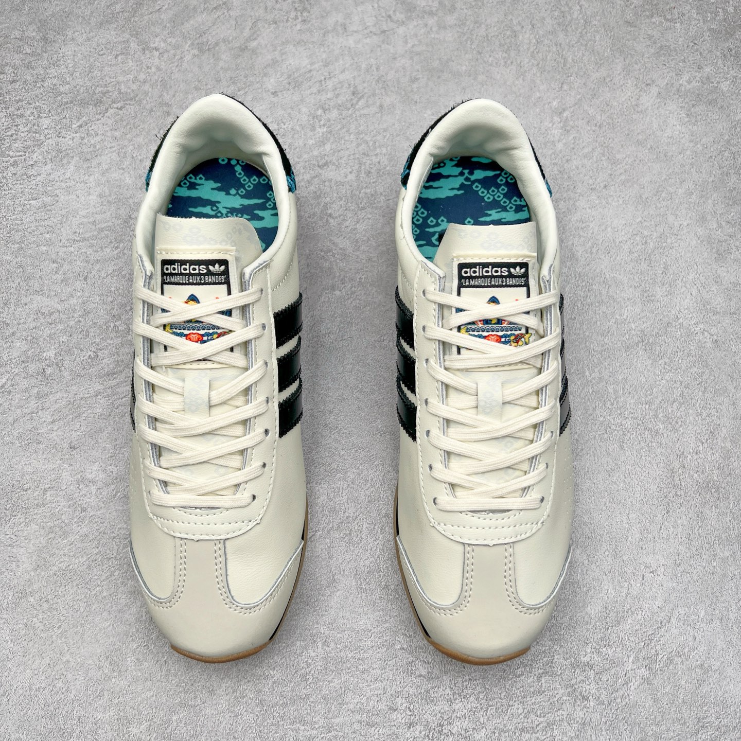 图片[2]-Song for the Mute x AD Originals SFTM-003 联名款复古慢跑鞋 Originals与时装品牌Song for the Mute即将迎来第三个合作系列 这个系列主打的也是怀旧的氛围 采用了Country OG这个诞生于上世纪70年代的鞋款 尼龙和绒面革的梦幻拼接 低调而富有质感 呈现SFTM一贯的面料美学 三款不同风格的配色 亮点十足的斑点鞋带 体现怀旧主义和前卫设计无缝交织 鞋款采用了低帮的造型 方便日常穿着 同时对于外底做了处理 皮革材质和尼龙布材质的组合也更具是时代感 尺码：36 36.5 37 38 38.5 39 40 40.5 41 42 42.5 43 44 44.5 45-选品中心