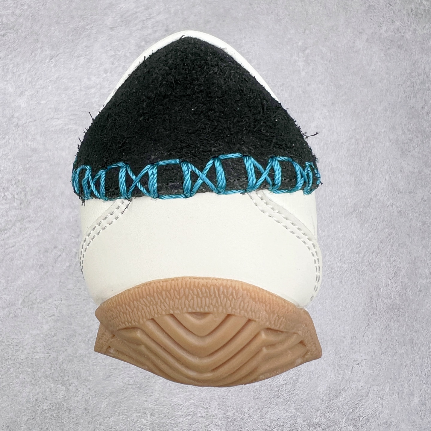 图片[8]-Song for the Mute x AD Originals SFTM-003 联名款复古慢跑鞋 Originals与时装品牌Song for the Mute即将迎来第三个合作系列 这个系列主打的也是怀旧的氛围 采用了Country OG这个诞生于上世纪70年代的鞋款 尼龙和绒面革的梦幻拼接 低调而富有质感 呈现SFTM一贯的面料美学 三款不同风格的配色 亮点十足的斑点鞋带 体现怀旧主义和前卫设计无缝交织 鞋款采用了低帮的造型 方便日常穿着 同时对于外底做了处理 皮革材质和尼龙布材质的组合也更具是时代感 尺码：36 36.5 37 38 38.5 39 40 40.5 41 42 42.5 43 44 44.5 45-选品中心