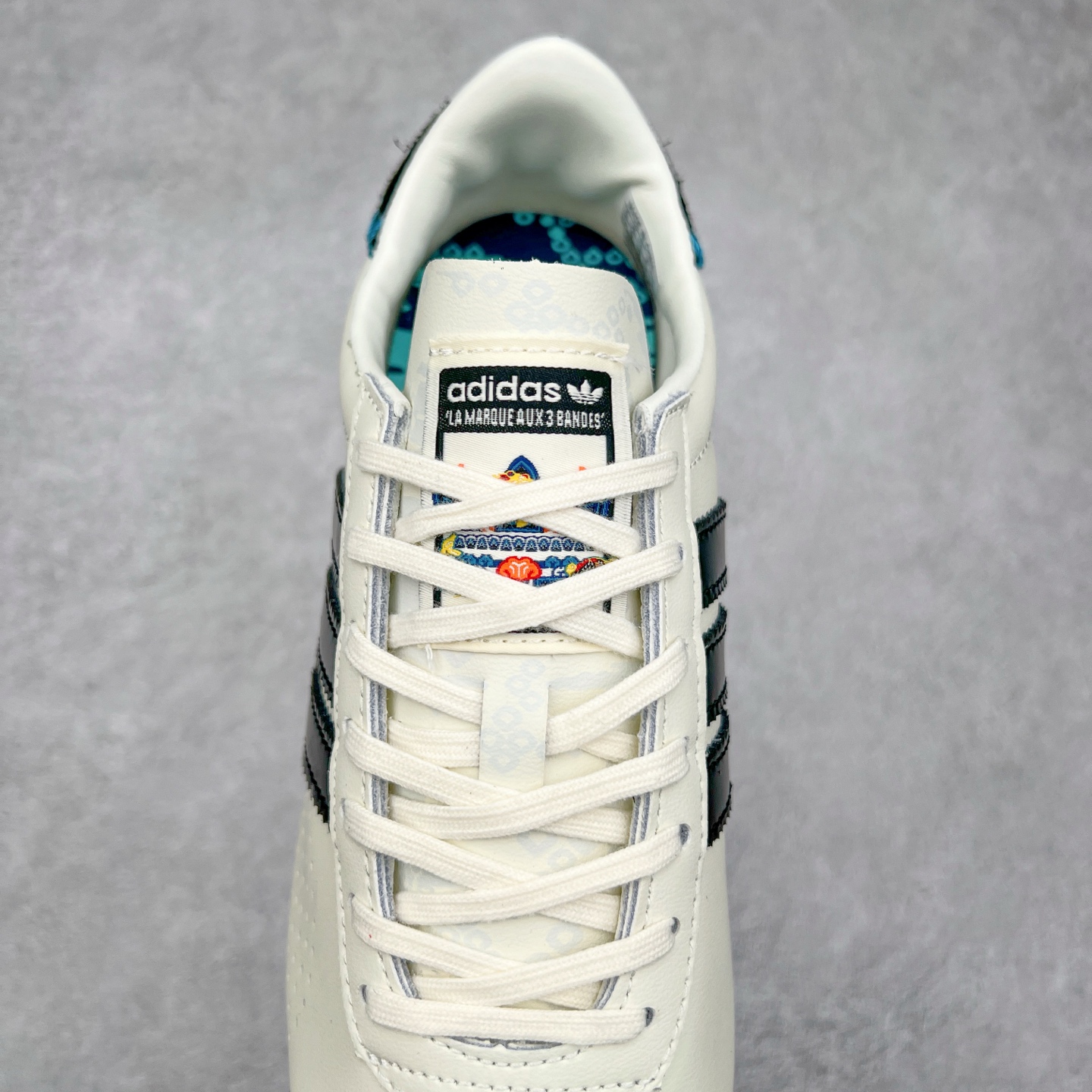 图片[5]-Song for the Mute x AD Originals SFTM-003 联名款复古慢跑鞋 Originals与时装品牌Song for the Mute即将迎来第三个合作系列 这个系列主打的也是怀旧的氛围 采用了Country OG这个诞生于上世纪70年代的鞋款 尼龙和绒面革的梦幻拼接 低调而富有质感 呈现SFTM一贯的面料美学 三款不同风格的配色 亮点十足的斑点鞋带 体现怀旧主义和前卫设计无缝交织 鞋款采用了低帮的造型 方便日常穿着 同时对于外底做了处理 皮革材质和尼龙布材质的组合也更具是时代感 尺码：36 36.5 37 38 38.5 39 40 40.5 41 42 42.5 43 44 44.5 45-选品中心