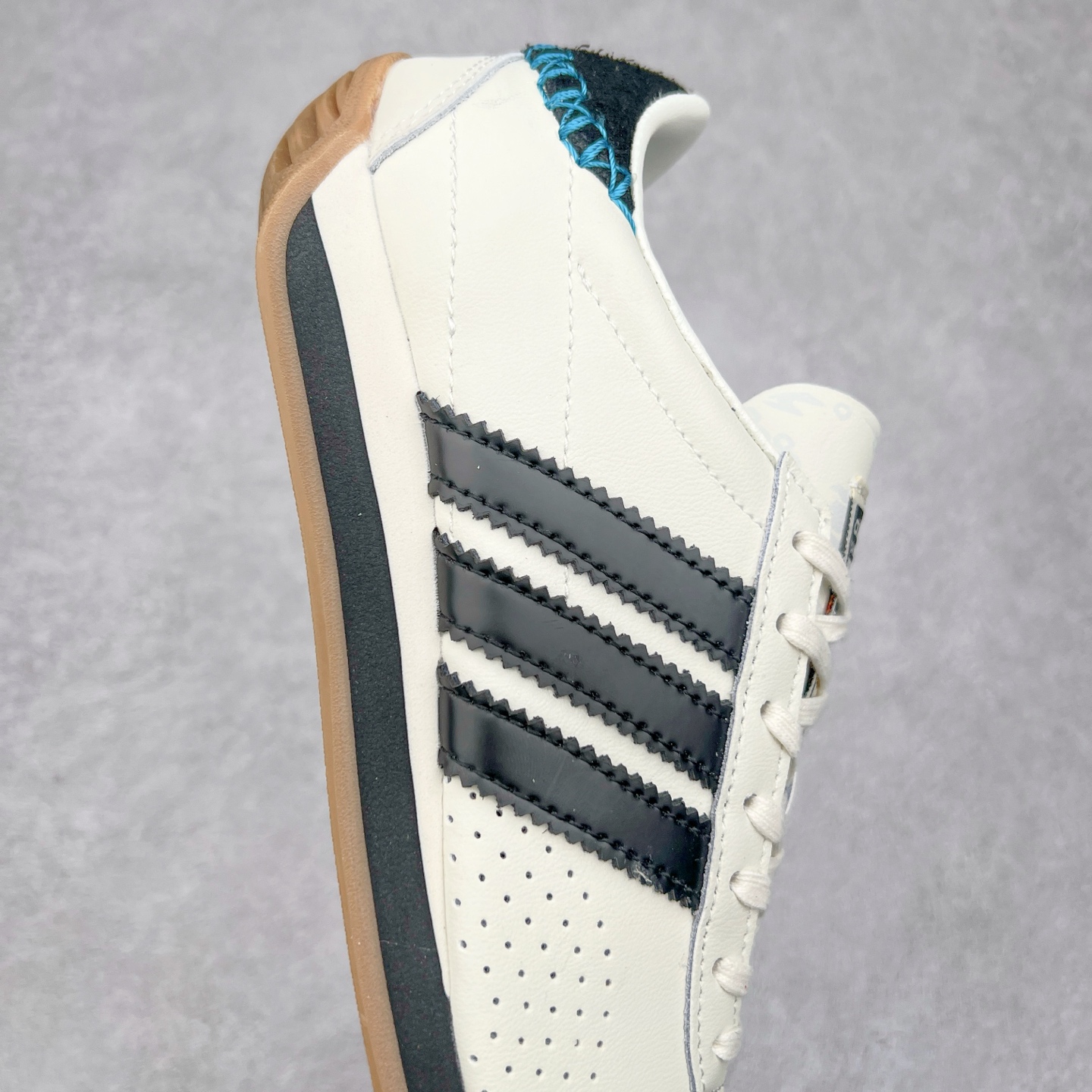 图片[6]-Song for the Mute x AD Originals SFTM-003 联名款复古慢跑鞋 Originals与时装品牌Song for the Mute即将迎来第三个合作系列 这个系列主打的也是怀旧的氛围 采用了Country OG这个诞生于上世纪70年代的鞋款 尼龙和绒面革的梦幻拼接 低调而富有质感 呈现SFTM一贯的面料美学 三款不同风格的配色 亮点十足的斑点鞋带 体现怀旧主义和前卫设计无缝交织 鞋款采用了低帮的造型 方便日常穿着 同时对于外底做了处理 皮革材质和尼龙布材质的组合也更具是时代感 尺码：36 36.5 37 38 38.5 39 40 40.5 41 42 42.5 43 44 44.5 45-选品中心