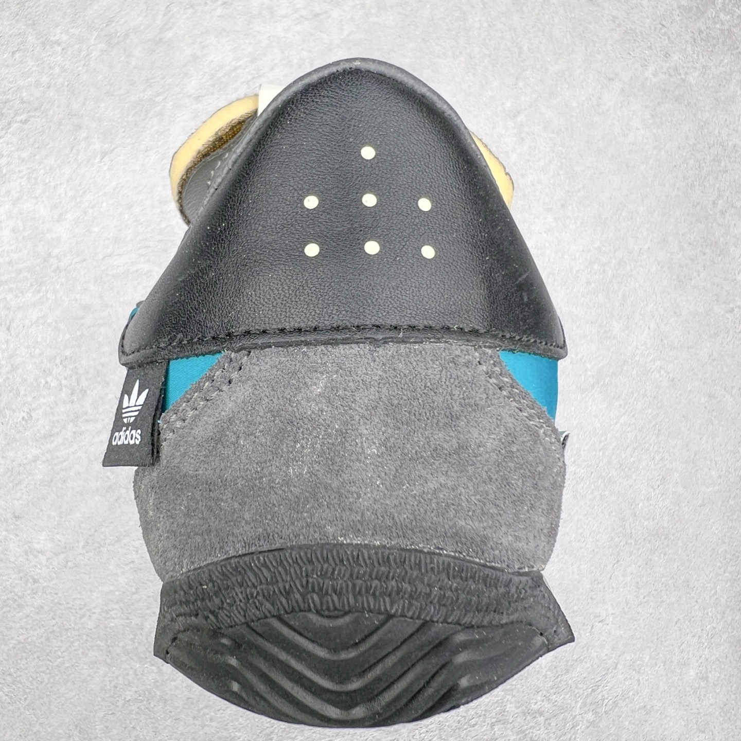 图片[8]-Song for the Mute x AD Originals SFTM-003 联名款复古慢跑鞋 Originals与时装品牌Song for the Mute即将迎来第三个合作系列 这个系列主打的也是怀旧的氛围 采用了Country OG这个诞生于上世纪70年代的鞋款 尼龙和绒面革的梦幻拼接 低调而富有质感 呈现SFTM一贯的面料美学 三款不同风格的配色 亮点十足的斑点鞋带 体现怀旧主义和前卫设计无缝交织 鞋款采用了低帮的造型 方便日常穿着 同时对于外底做了处理 皮革材质和尼龙布材质的组合也更具是时代感 尺码：36 36.5 37 38 38.5 39 40 40.5 41 42 42.5 43 44 44.5 45-选品中心