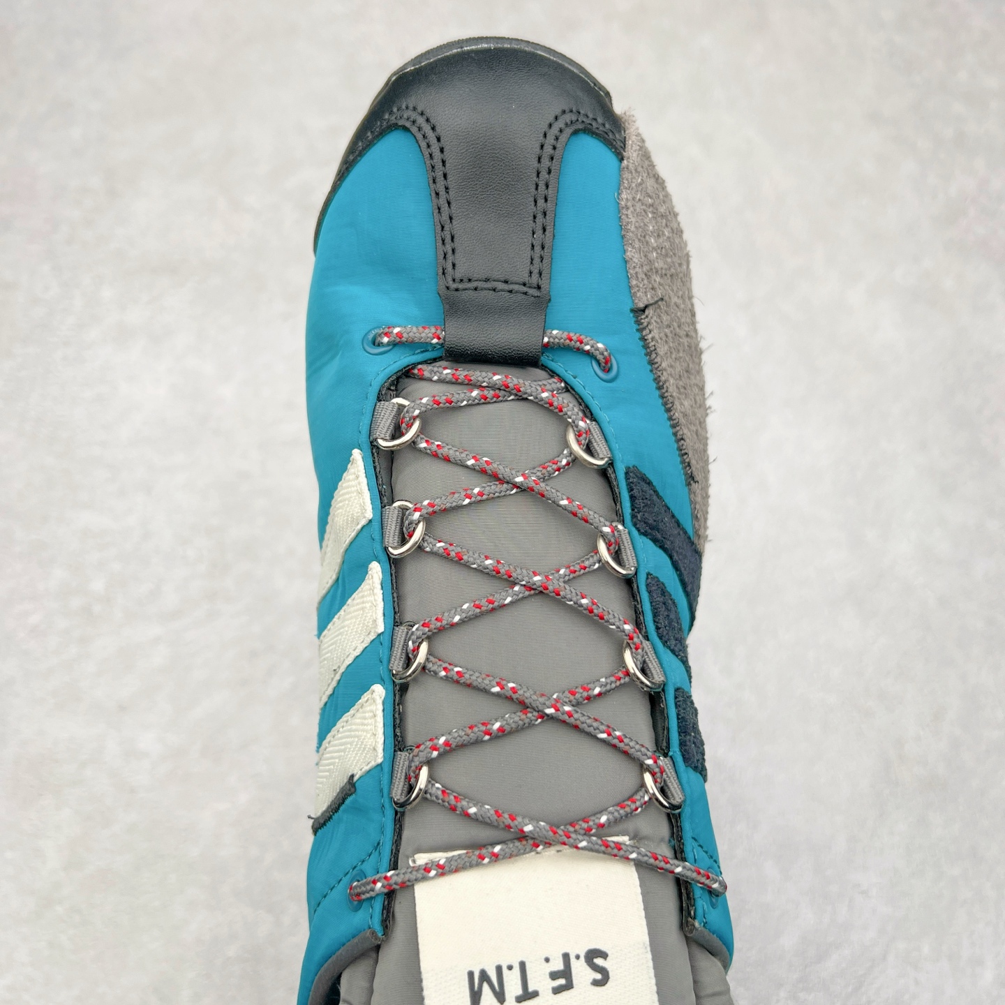 图片[4]-Song for the Mute x AD Originals SFTM-003 联名款复古慢跑鞋 Originals与时装品牌Song for the Mute即将迎来第三个合作系列 这个系列主打的也是怀旧的氛围 采用了Country OG这个诞生于上世纪70年代的鞋款 尼龙和绒面革的梦幻拼接 低调而富有质感 呈现SFTM一贯的面料美学 三款不同风格的配色 亮点十足的斑点鞋带 体现怀旧主义和前卫设计无缝交织 鞋款采用了低帮的造型 方便日常穿着 同时对于外底做了处理 皮革材质和尼龙布材质的组合也更具是时代感 尺码：36 36.5 37 38 38.5 39 40 40.5 41 42 42.5 43 44 44.5 45-选品中心