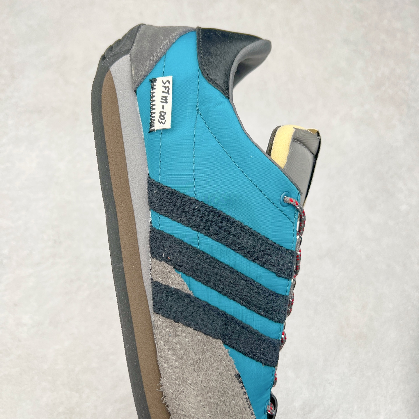 图片[6]-Song for the Mute x AD Originals SFTM-003 联名款复古慢跑鞋 Originals与时装品牌Song for the Mute即将迎来第三个合作系列 这个系列主打的也是怀旧的氛围 采用了Country OG这个诞生于上世纪70年代的鞋款 尼龙和绒面革的梦幻拼接 低调而富有质感 呈现SFTM一贯的面料美学 三款不同风格的配色 亮点十足的斑点鞋带 体现怀旧主义和前卫设计无缝交织 鞋款采用了低帮的造型 方便日常穿着 同时对于外底做了处理 皮革材质和尼龙布材质的组合也更具是时代感 尺码：36 36.5 37 38 38.5 39 40 40.5 41 42 42.5 43 44 44.5 45-选品中心