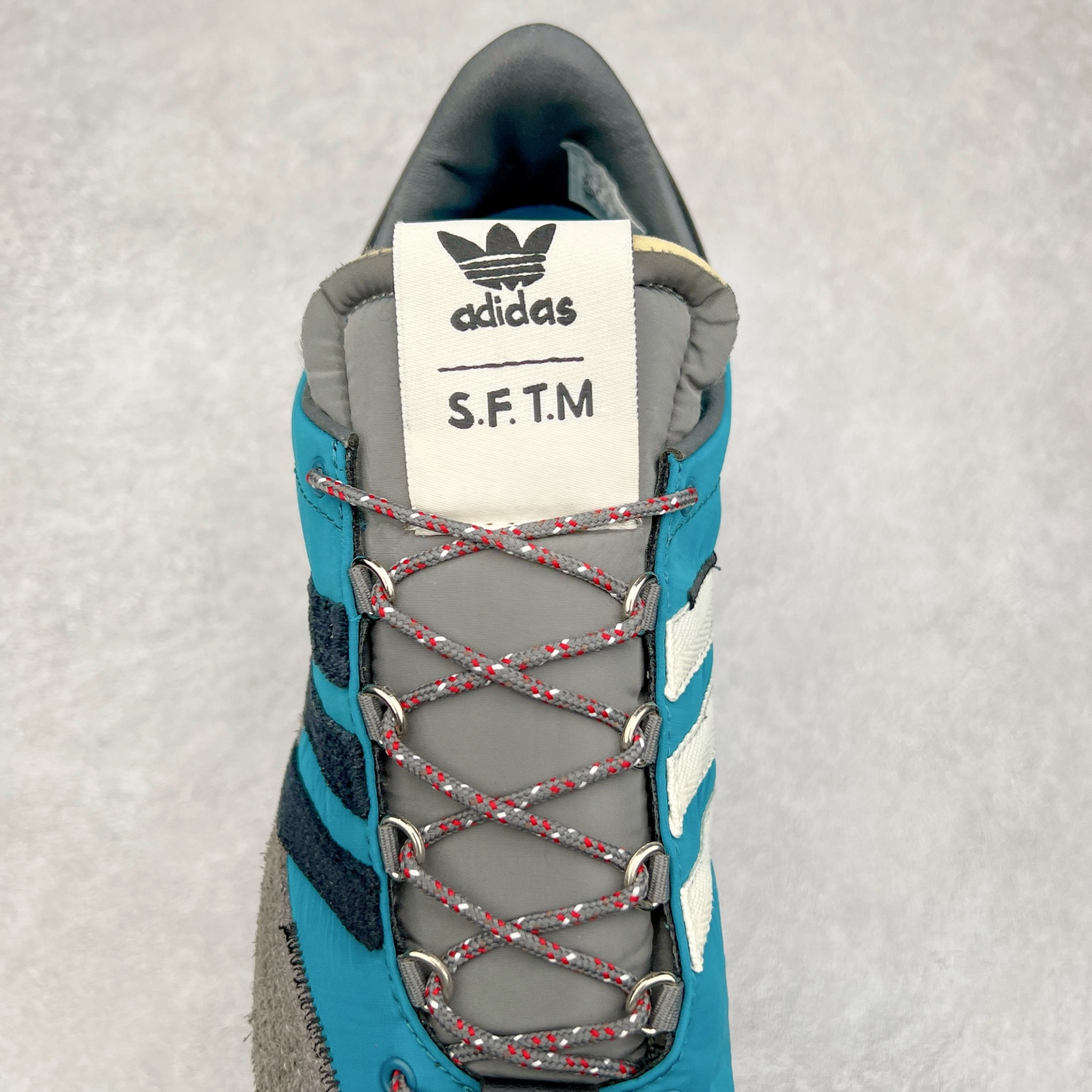 图片[5]-Song for the Mute x AD Originals SFTM-003 联名款复古慢跑鞋 Originals与时装品牌Song for the Mute即将迎来第三个合作系列 这个系列主打的也是怀旧的氛围 采用了Country OG这个诞生于上世纪70年代的鞋款 尼龙和绒面革的梦幻拼接 低调而富有质感 呈现SFTM一贯的面料美学 三款不同风格的配色 亮点十足的斑点鞋带 体现怀旧主义和前卫设计无缝交织 鞋款采用了低帮的造型 方便日常穿着 同时对于外底做了处理 皮革材质和尼龙布材质的组合也更具是时代感 尺码：36 36.5 37 38 38.5 39 40 40.5 41 42 42.5 43 44 44.5 45-选品中心