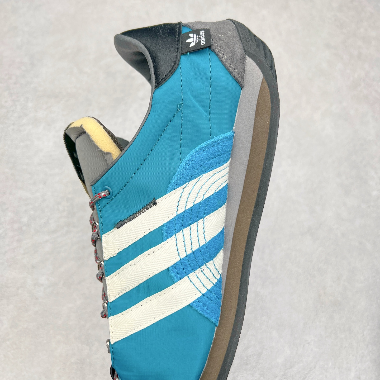 图片[7]-Song for the Mute x AD Originals SFTM-003 联名款复古慢跑鞋 Originals与时装品牌Song for the Mute即将迎来第三个合作系列 这个系列主打的也是怀旧的氛围 采用了Country OG这个诞生于上世纪70年代的鞋款 尼龙和绒面革的梦幻拼接 低调而富有质感 呈现SFTM一贯的面料美学 三款不同风格的配色 亮点十足的斑点鞋带 体现怀旧主义和前卫设计无缝交织 鞋款采用了低帮的造型 方便日常穿着 同时对于外底做了处理 皮革材质和尼龙布材质的组合也更具是时代感 尺码：36 36.5 37 38 38.5 39 40 40.5 41 42 42.5 43 44 44.5 45-选品中心