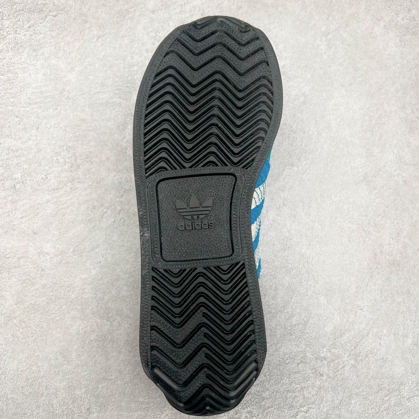 图片[9]-Song for the Mute x AD Originals SFTM-003 联名款复古慢跑鞋 Originals与时装品牌Song for the Mute即将迎来第三个合作系列 这个系列主打的也是怀旧的氛围 采用了Country OG这个诞生于上世纪70年代的鞋款 尼龙和绒面革的梦幻拼接 低调而富有质感 呈现SFTM一贯的面料美学 三款不同风格的配色 亮点十足的斑点鞋带 体现怀旧主义和前卫设计无缝交织 鞋款采用了低帮的造型 方便日常穿着 同时对于外底做了处理 皮革材质和尼龙布材质的组合也更具是时代感 尺码：36 36.5 37 38 38.5 39 40 40.5 41 42 42.5 43 44 44.5 45-选品中心