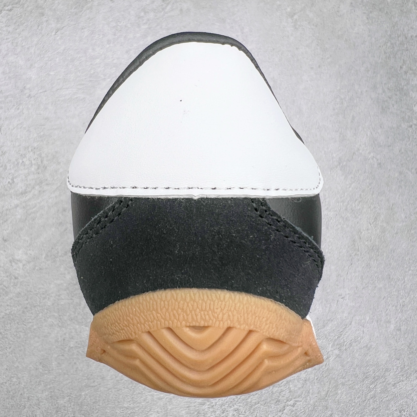 图片[8]-Song for the Mute x AD Originals SFTM-003 联名款复古慢跑鞋 Originals与时装品牌Song for the Mute即将迎来第三个合作系列 这个系列主打的也是怀旧的氛围 采用了Country OG这个诞生于上世纪70年代的鞋款 尼龙和绒面革的梦幻拼接 低调而富有质感 呈现SFTM一贯的面料美学 三款不同风格的配色 亮点十足的斑点鞋带 体现怀旧主义和前卫设计无缝交织 鞋款采用了低帮的造型 方便日常穿着 同时对于外底做了处理 皮革材质和尼龙布材质的组合也更具是时代感 尺码：36 36.5 37 38 38.5 39 40 40.5 41 42 42.5 43 44 44.5 45-选品中心