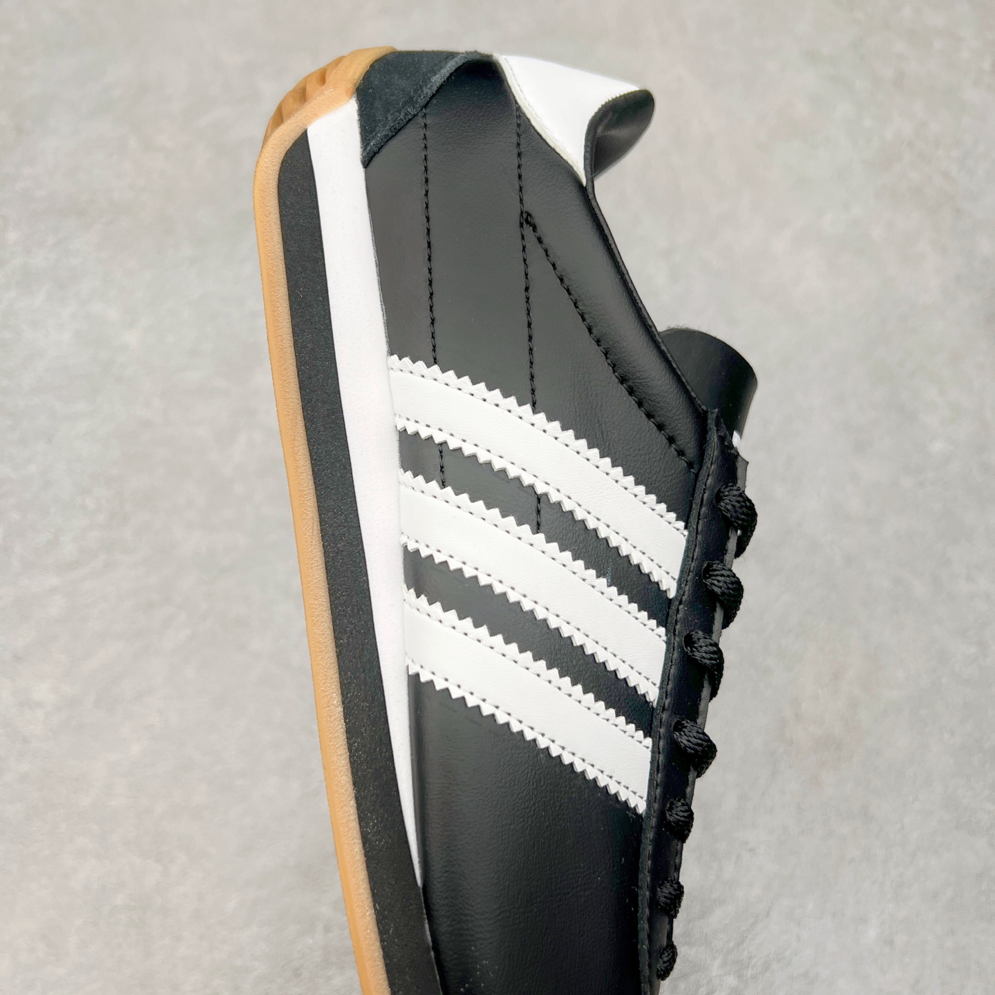 图片[6]-Song for the Mute x AD Originals SFTM-003 联名款复古慢跑鞋 Originals与时装品牌Song for the Mute即将迎来第三个合作系列 这个系列主打的也是怀旧的氛围 采用了Country OG这个诞生于上世纪70年代的鞋款 尼龙和绒面革的梦幻拼接 低调而富有质感 呈现SFTM一贯的面料美学 三款不同风格的配色 亮点十足的斑点鞋带 体现怀旧主义和前卫设计无缝交织 鞋款采用了低帮的造型 方便日常穿着 同时对于外底做了处理 皮革材质和尼龙布材质的组合也更具是时代感 尺码：36 36.5 37 38 38.5 39 40 40.5 41 42 42.5 43 44 44.5 45-选品中心