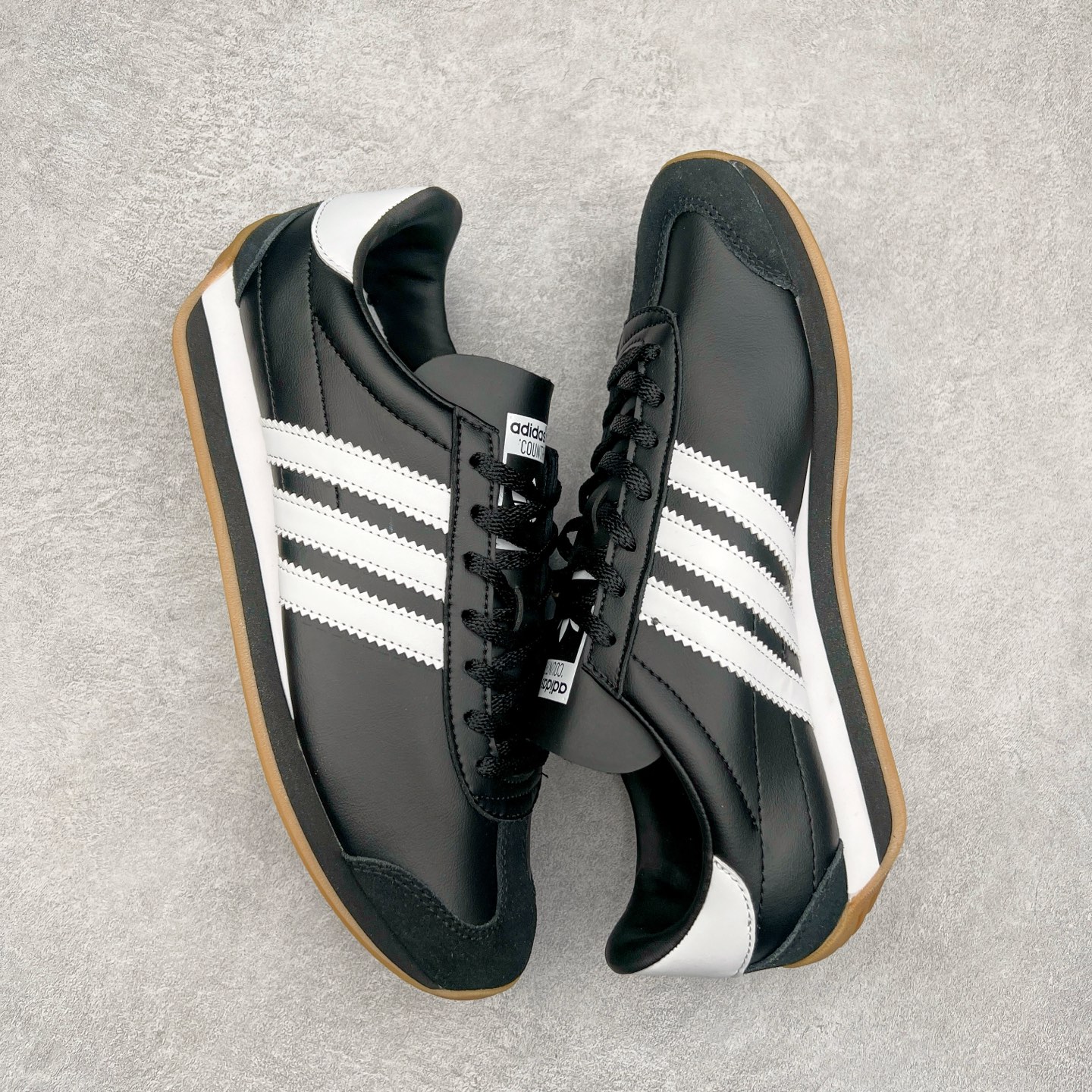 图片[3]-Song for the Mute x AD Originals SFTM-003 联名款复古慢跑鞋 Originals与时装品牌Song for the Mute即将迎来第三个合作系列 这个系列主打的也是怀旧的氛围 采用了Country OG这个诞生于上世纪70年代的鞋款 尼龙和绒面革的梦幻拼接 低调而富有质感 呈现SFTM一贯的面料美学 三款不同风格的配色 亮点十足的斑点鞋带 体现怀旧主义和前卫设计无缝交织 鞋款采用了低帮的造型 方便日常穿着 同时对于外底做了处理 皮革材质和尼龙布材质的组合也更具是时代感 尺码：36 36.5 37 38 38.5 39 40 40.5 41 42 42.5 43 44 44.5 45-选品中心