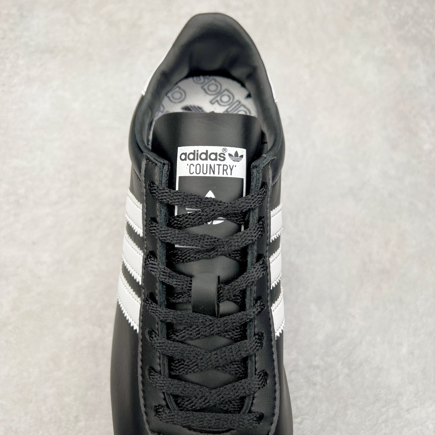 图片[5]-Song for the Mute x AD Originals SFTM-003 联名款复古慢跑鞋 Originals与时装品牌Song for the Mute即将迎来第三个合作系列 这个系列主打的也是怀旧的氛围 采用了Country OG这个诞生于上世纪70年代的鞋款 尼龙和绒面革的梦幻拼接 低调而富有质感 呈现SFTM一贯的面料美学 三款不同风格的配色 亮点十足的斑点鞋带 体现怀旧主义和前卫设计无缝交织 鞋款采用了低帮的造型 方便日常穿着 同时对于外底做了处理 皮革材质和尼龙布材质的组合也更具是时代感 尺码：36 36.5 37 38 38.5 39 40 40.5 41 42 42.5 43 44 44.5 45-选品中心