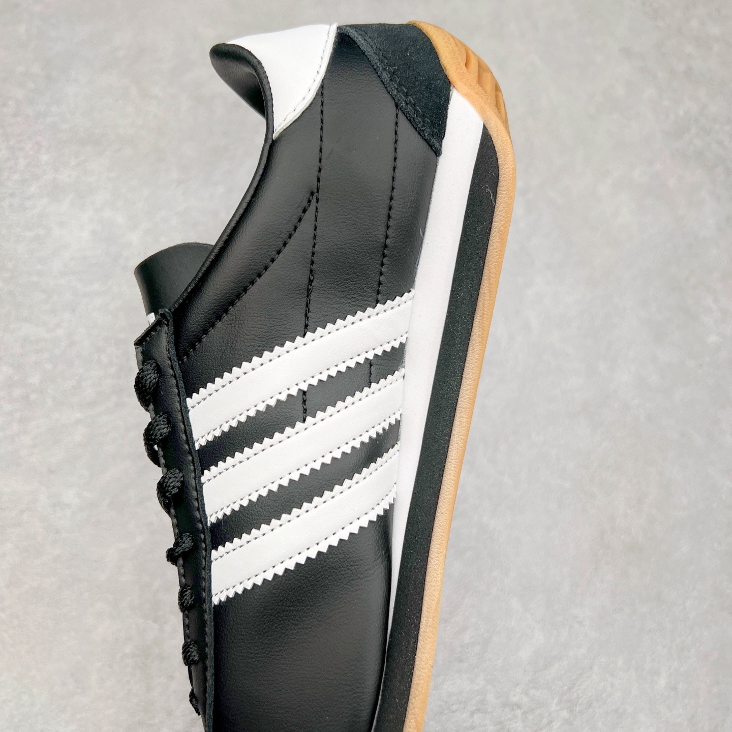 图片[7]-Song for the Mute x AD Originals SFTM-003 联名款复古慢跑鞋 Originals与时装品牌Song for the Mute即将迎来第三个合作系列 这个系列主打的也是怀旧的氛围 采用了Country OG这个诞生于上世纪70年代的鞋款 尼龙和绒面革的梦幻拼接 低调而富有质感 呈现SFTM一贯的面料美学 三款不同风格的配色 亮点十足的斑点鞋带 体现怀旧主义和前卫设计无缝交织 鞋款采用了低帮的造型 方便日常穿着 同时对于外底做了处理 皮革材质和尼龙布材质的组合也更具是时代感 尺码：36 36.5 37 38 38.5 39 40 40.5 41 42 42.5 43 44 44.5 45-选品中心