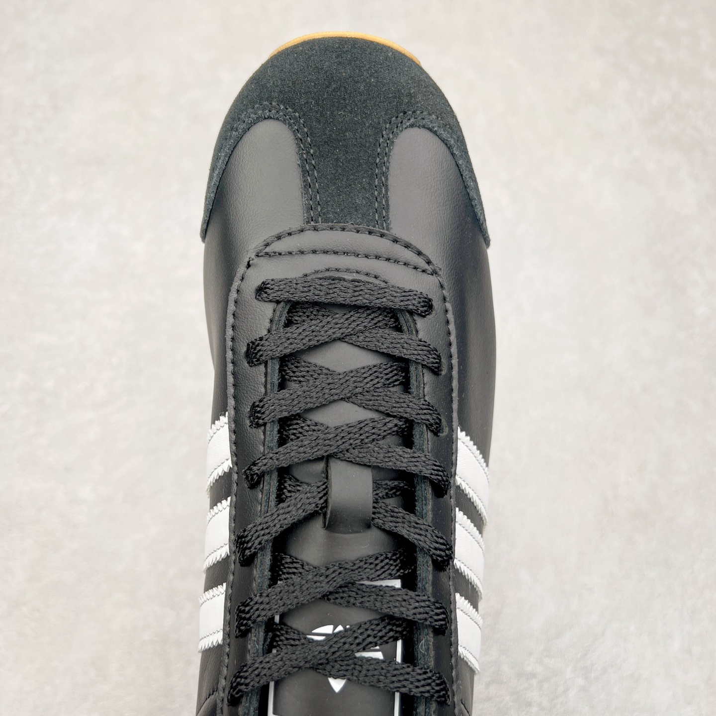 图片[4]-Song for the Mute x AD Originals SFTM-003 联名款复古慢跑鞋 Originals与时装品牌Song for the Mute即将迎来第三个合作系列 这个系列主打的也是怀旧的氛围 采用了Country OG这个诞生于上世纪70年代的鞋款 尼龙和绒面革的梦幻拼接 低调而富有质感 呈现SFTM一贯的面料美学 三款不同风格的配色 亮点十足的斑点鞋带 体现怀旧主义和前卫设计无缝交织 鞋款采用了低帮的造型 方便日常穿着 同时对于外底做了处理 皮革材质和尼龙布材质的组合也更具是时代感 尺码：36 36.5 37 38 38.5 39 40 40.5 41 42 42.5 43 44 44.5 45-选品中心