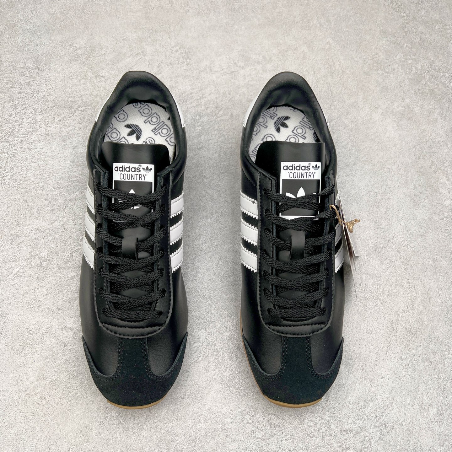 图片[2]-Song for the Mute x AD Originals SFTM-003 联名款复古慢跑鞋 Originals与时装品牌Song for the Mute即将迎来第三个合作系列 这个系列主打的也是怀旧的氛围 采用了Country OG这个诞生于上世纪70年代的鞋款 尼龙和绒面革的梦幻拼接 低调而富有质感 呈现SFTM一贯的面料美学 三款不同风格的配色 亮点十足的斑点鞋带 体现怀旧主义和前卫设计无缝交织 鞋款采用了低帮的造型 方便日常穿着 同时对于外底做了处理 皮革材质和尼龙布材质的组合也更具是时代感 尺码：36 36.5 37 38 38.5 39 40 40.5 41 42 42.5 43 44 44.5 45-选品中心