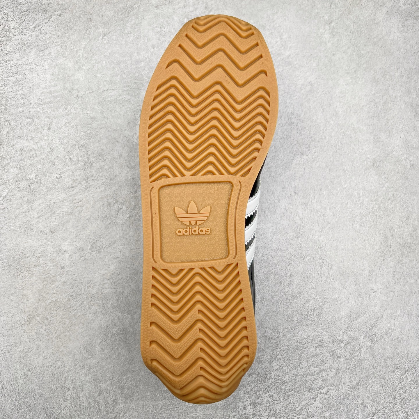 图片[9]-Song for the Mute x AD Originals SFTM-003 联名款复古慢跑鞋 Originals与时装品牌Song for the Mute即将迎来第三个合作系列 这个系列主打的也是怀旧的氛围 采用了Country OG这个诞生于上世纪70年代的鞋款 尼龙和绒面革的梦幻拼接 低调而富有质感 呈现SFTM一贯的面料美学 三款不同风格的配色 亮点十足的斑点鞋带 体现怀旧主义和前卫设计无缝交织 鞋款采用了低帮的造型 方便日常穿着 同时对于外底做了处理 皮革材质和尼龙布材质的组合也更具是时代感 尺码：36 36.5 37 38 38.5 39 40 40.5 41 42 42.5 43 44 44.5 45-选品中心