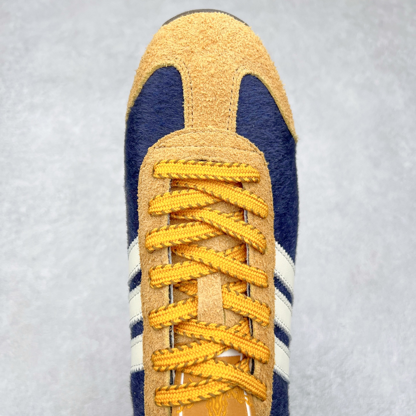 图片[4]-Song for the Mute x AD Originals SFTM-003 联名款复古慢跑鞋 Originals与时装品牌Song for the Mute即将迎来第三个合作系列 这个系列主打的也是怀旧的氛围 采用了Country OG这个诞生于上世纪70年代的鞋款 尼龙和绒面革的梦幻拼接 低调而富有质感 呈现SFTM一贯的面料美学 三款不同风格的配色 亮点十足的斑点鞋带 体现怀旧主义和前卫设计无缝交织 鞋款采用了低帮的造型 方便日常穿着 同时对于外底做了处理 皮革材质和尼龙布材质的组合也更具是时代感 尺码：36 36.5 37 38 38.5 39 40 40.5 41 42 42.5 43 44 44.5 45-选品中心