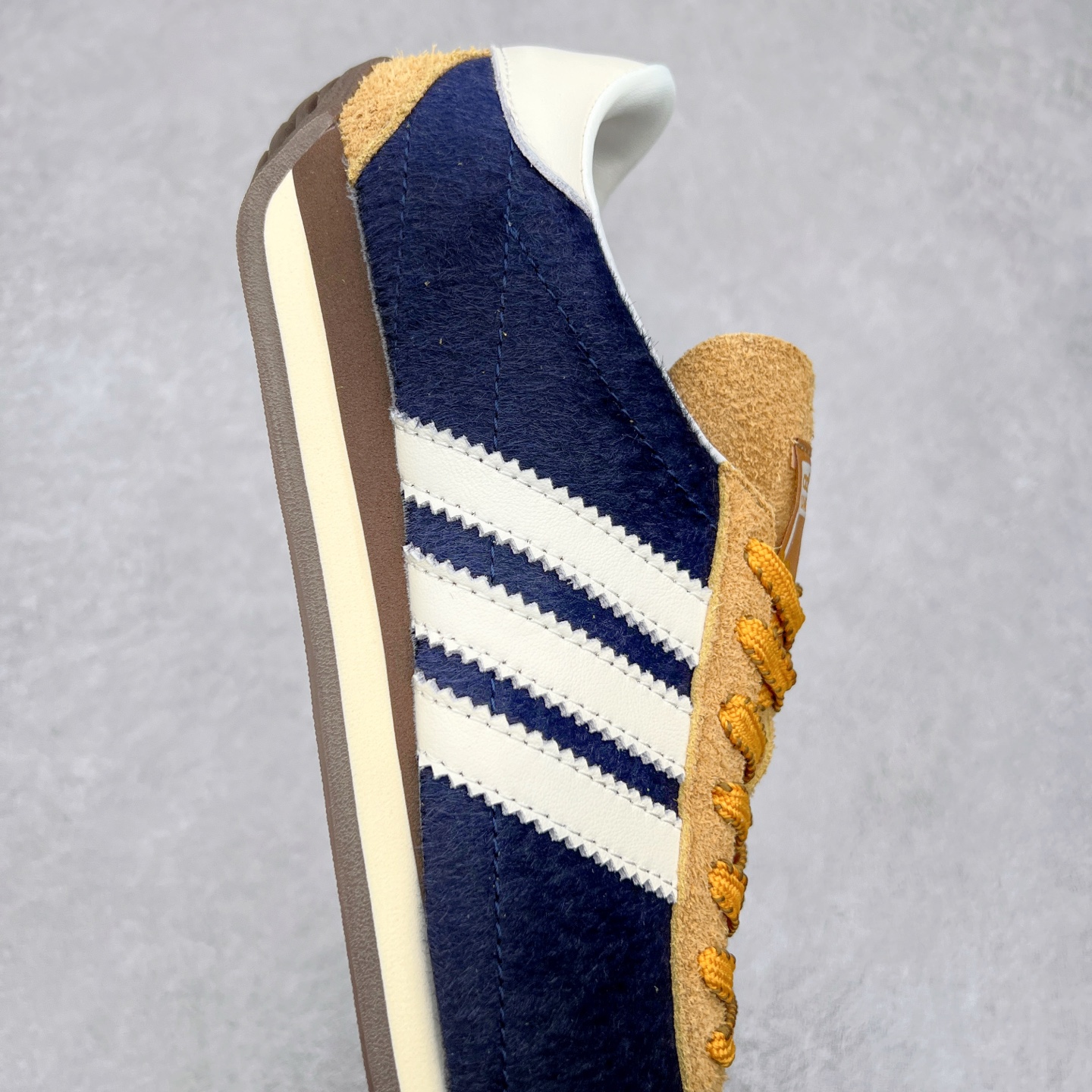 图片[6]-Song for the Mute x AD Originals SFTM-003 联名款复古慢跑鞋 Originals与时装品牌Song for the Mute即将迎来第三个合作系列 这个系列主打的也是怀旧的氛围 采用了Country OG这个诞生于上世纪70年代的鞋款 尼龙和绒面革的梦幻拼接 低调而富有质感 呈现SFTM一贯的面料美学 三款不同风格的配色 亮点十足的斑点鞋带 体现怀旧主义和前卫设计无缝交织 鞋款采用了低帮的造型 方便日常穿着 同时对于外底做了处理 皮革材质和尼龙布材质的组合也更具是时代感 尺码：36 36.5 37 38 38.5 39 40 40.5 41 42 42.5 43 44 44.5 45-选品中心