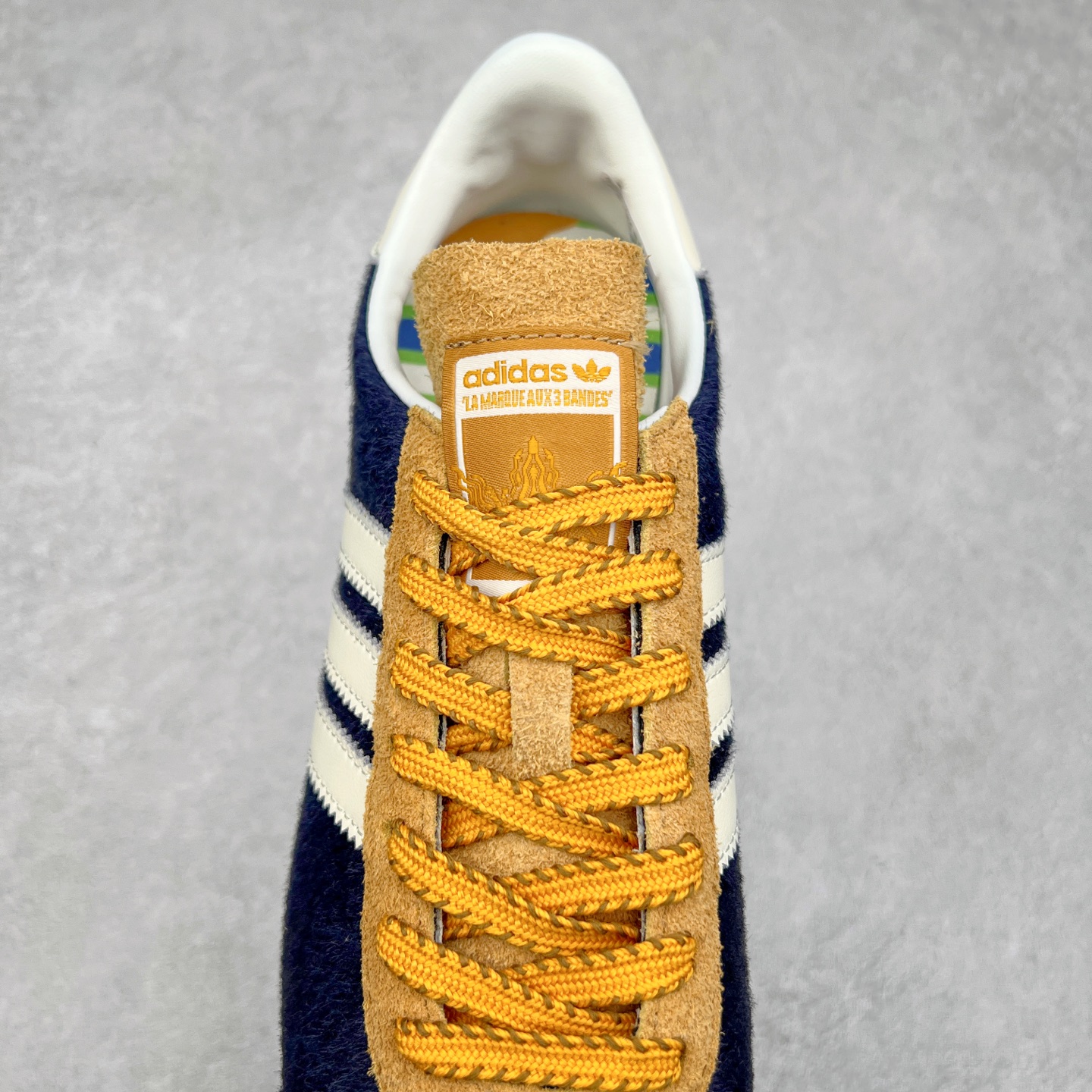 图片[5]-Song for the Mute x AD Originals SFTM-003 联名款复古慢跑鞋 Originals与时装品牌Song for the Mute即将迎来第三个合作系列 这个系列主打的也是怀旧的氛围 采用了Country OG这个诞生于上世纪70年代的鞋款 尼龙和绒面革的梦幻拼接 低调而富有质感 呈现SFTM一贯的面料美学 三款不同风格的配色 亮点十足的斑点鞋带 体现怀旧主义和前卫设计无缝交织 鞋款采用了低帮的造型 方便日常穿着 同时对于外底做了处理 皮革材质和尼龙布材质的组合也更具是时代感 尺码：36 36.5 37 38 38.5 39 40 40.5 41 42 42.5 43 44 44.5 45-选品中心