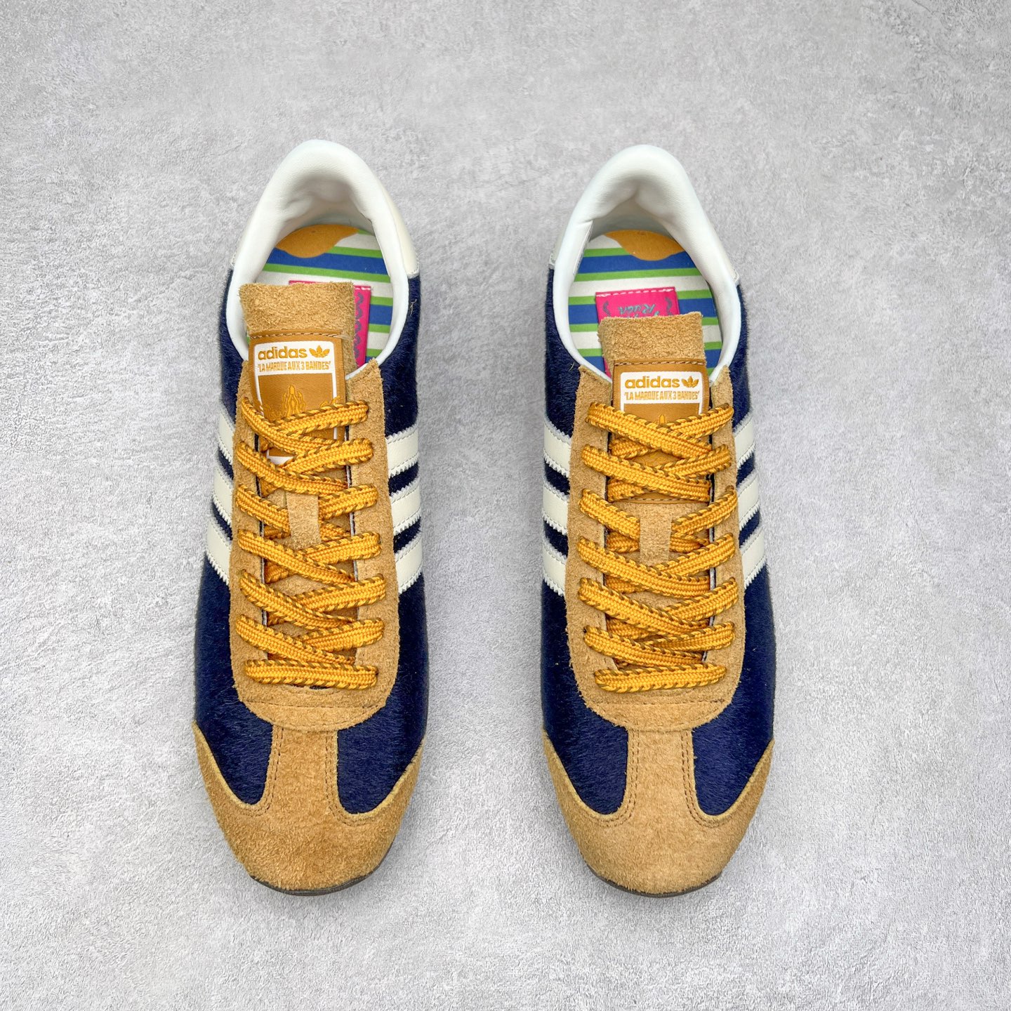 图片[2]-Song for the Mute x AD Originals SFTM-003 联名款复古慢跑鞋 Originals与时装品牌Song for the Mute即将迎来第三个合作系列 这个系列主打的也是怀旧的氛围 采用了Country OG这个诞生于上世纪70年代的鞋款 尼龙和绒面革的梦幻拼接 低调而富有质感 呈现SFTM一贯的面料美学 三款不同风格的配色 亮点十足的斑点鞋带 体现怀旧主义和前卫设计无缝交织 鞋款采用了低帮的造型 方便日常穿着 同时对于外底做了处理 皮革材质和尼龙布材质的组合也更具是时代感 尺码：36 36.5 37 38 38.5 39 40 40.5 41 42 42.5 43 44 44.5 45-选品中心