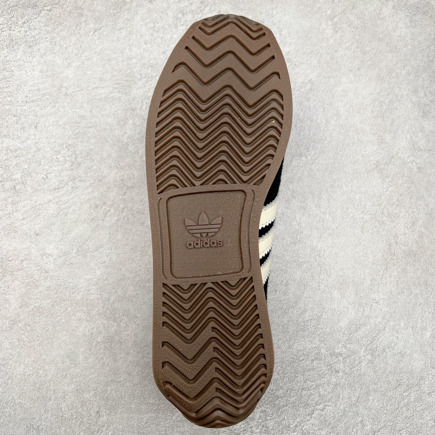 图片[9]-Song for the Mute x AD Originals SFTM-003 联名款复古慢跑鞋 Originals与时装品牌Song for the Mute即将迎来第三个合作系列 这个系列主打的也是怀旧的氛围 采用了Country OG这个诞生于上世纪70年代的鞋款 尼龙和绒面革的梦幻拼接 低调而富有质感 呈现SFTM一贯的面料美学 三款不同风格的配色 亮点十足的斑点鞋带 体现怀旧主义和前卫设计无缝交织 鞋款采用了低帮的造型 方便日常穿着 同时对于外底做了处理 皮革材质和尼龙布材质的组合也更具是时代感 尺码：36 36.5 37 38 38.5 39 40 40.5 41 42 42.5 43 44 44.5 45-选品中心