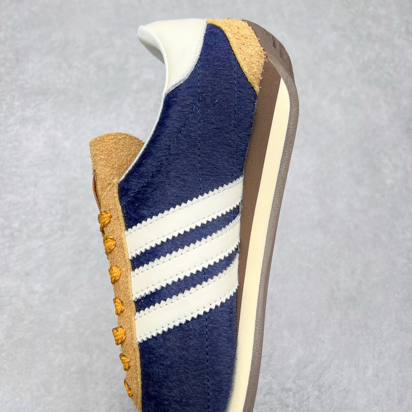 图片[7]-Song for the Mute x AD Originals SFTM-003 联名款复古慢跑鞋 Originals与时装品牌Song for the Mute即将迎来第三个合作系列 这个系列主打的也是怀旧的氛围 采用了Country OG这个诞生于上世纪70年代的鞋款 尼龙和绒面革的梦幻拼接 低调而富有质感 呈现SFTM一贯的面料美学 三款不同风格的配色 亮点十足的斑点鞋带 体现怀旧主义和前卫设计无缝交织 鞋款采用了低帮的造型 方便日常穿着 同时对于外底做了处理 皮革材质和尼龙布材质的组合也更具是时代感 尺码：36 36.5 37 38 38.5 39 40 40.5 41 42 42.5 43 44 44.5 45-选品中心