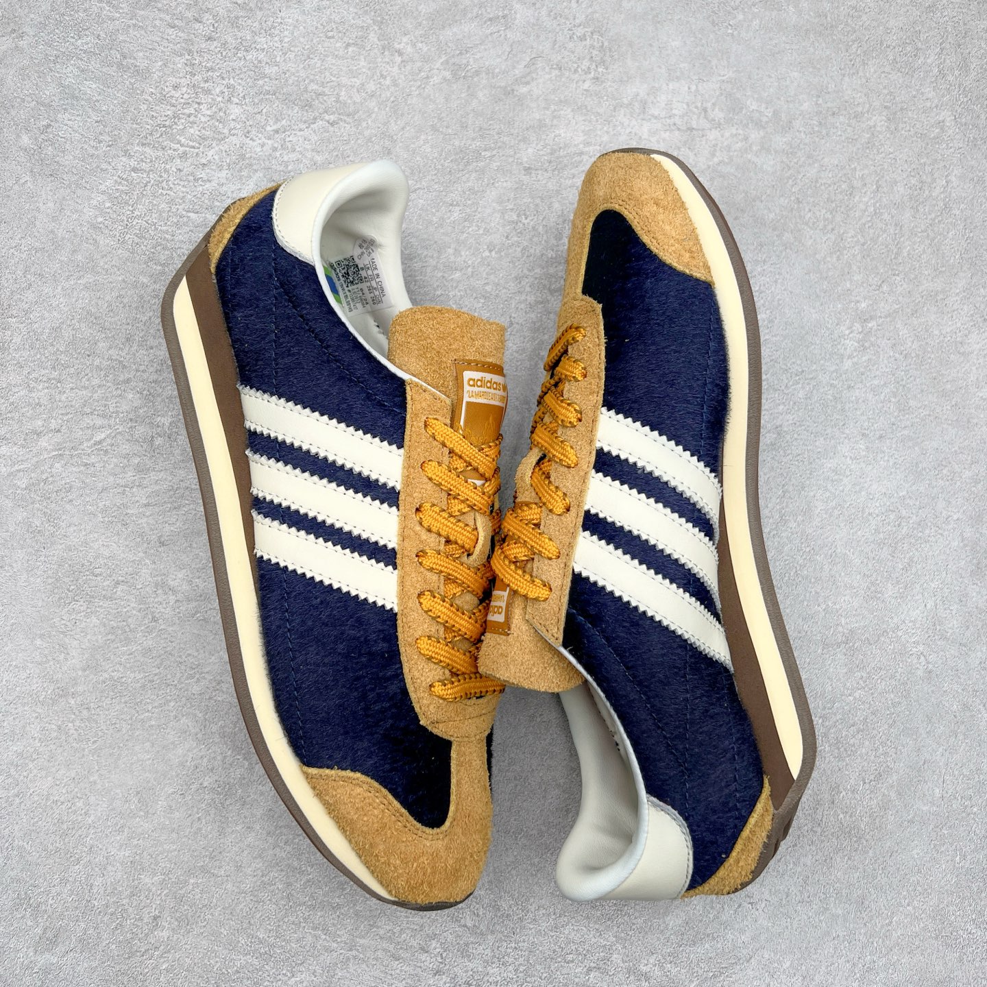 图片[3]-Song for the Mute x AD Originals SFTM-003 联名款复古慢跑鞋 Originals与时装品牌Song for the Mute即将迎来第三个合作系列 这个系列主打的也是怀旧的氛围 采用了Country OG这个诞生于上世纪70年代的鞋款 尼龙和绒面革的梦幻拼接 低调而富有质感 呈现SFTM一贯的面料美学 三款不同风格的配色 亮点十足的斑点鞋带 体现怀旧主义和前卫设计无缝交织 鞋款采用了低帮的造型 方便日常穿着 同时对于外底做了处理 皮革材质和尼龙布材质的组合也更具是时代感 尺码：36 36.5 37 38 38.5 39 40 40.5 41 42 42.5 43 44 44.5 45-选品中心