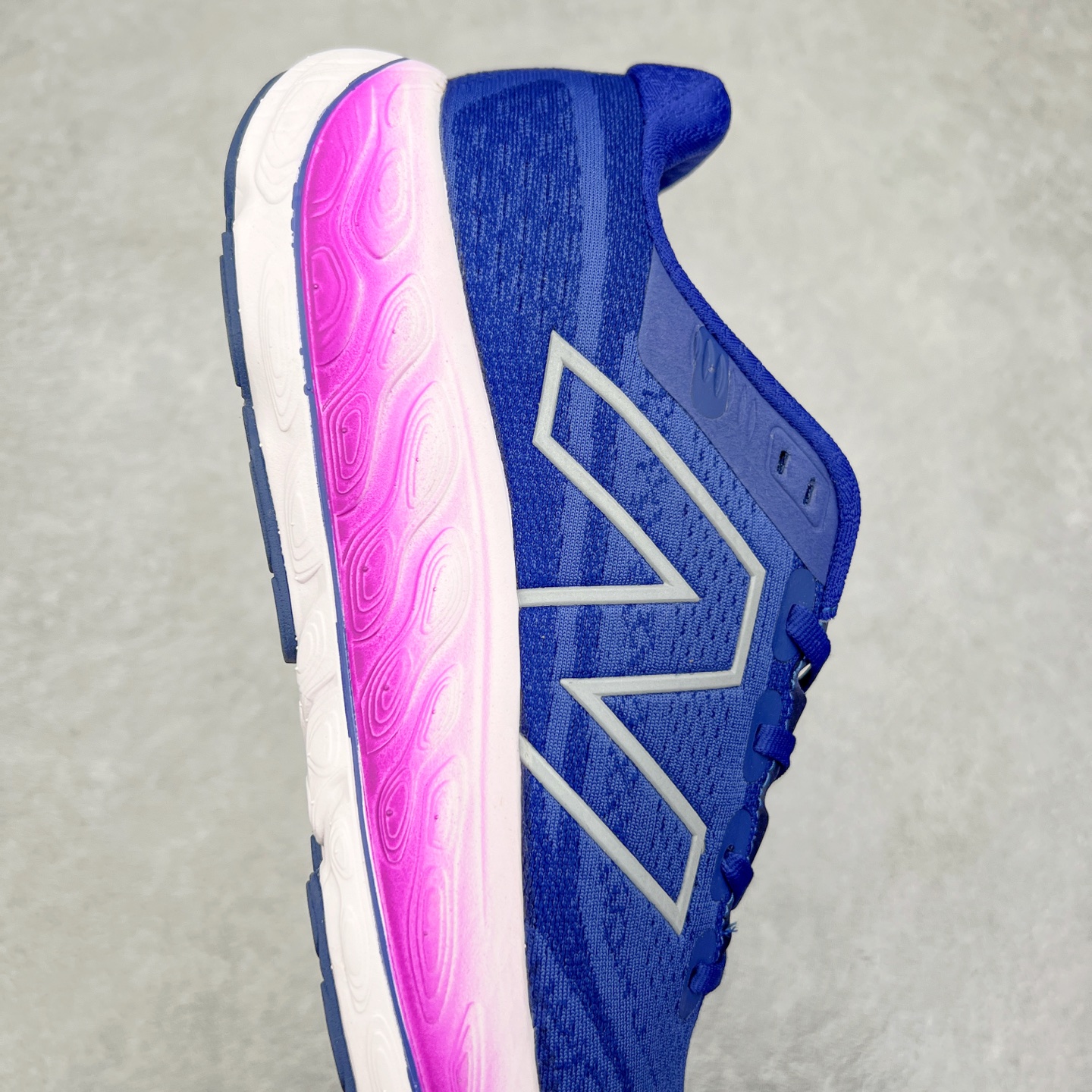 图片[6]-New Balance Fresh Foam X Vongo NB新百伦 V6系列低帮轻量化厚底健身休闲运动慢跑鞋 原楦原纸版开发#采用一体式工程网眼鞋面及热熔Logo细节#中底嵌入Fresh Foam X 中底轻量化泡沫技术#组合防滑耐磨橡胶外底片❗️更厚更弹,NB舒适健步跑鞋!近赏｜无论是日常慢跑，还是City Walk，它都可轻松应对提起今年最流行的事情，想必在你所在的城市来一段City Walk，带给你久违的松弛感、治愈你柔软的需要的New Balance NB Vongo v6顶级稳定支撑跑鞋 | Vongo v6是New Balance顶级稳定支撑训练鞋，稳定性出色，功能强大，舒适度高。中底使用的是NB最新的Fresh Foam X泡棉，内嵌一款TPU板，增加稳定性。可以进行日常长距离训练。尺码：36 37 37.5 38 38.5 39.5 40 40.5 41.5 42 42.5 43 44 45-选品中心