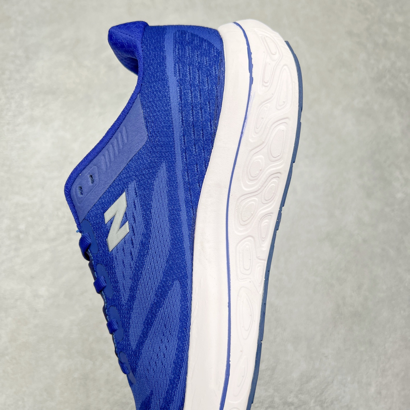 图片[7]-New Balance Fresh Foam X Vongo NB新百伦 V6系列低帮轻量化厚底健身休闲运动慢跑鞋 原楦原纸版开发#采用一体式工程网眼鞋面及热熔Logo细节#中底嵌入Fresh Foam X 中底轻量化泡沫技术#组合防滑耐磨橡胶外底片❗️更厚更弹,NB舒适健步跑鞋!近赏｜无论是日常慢跑，还是City Walk，它都可轻松应对提起今年最流行的事情，想必在你所在的城市来一段City Walk，带给你久违的松弛感、治愈你柔软的需要的New Balance NB Vongo v6顶级稳定支撑跑鞋 | Vongo v6是New Balance顶级稳定支撑训练鞋，稳定性出色，功能强大，舒适度高。中底使用的是NB最新的Fresh Foam X泡棉，内嵌一款TPU板，增加稳定性。可以进行日常长距离训练。尺码：36 37 37.5 38 38.5 39.5 40 40.5 41.5 42 42.5 43 44 45-选品中心