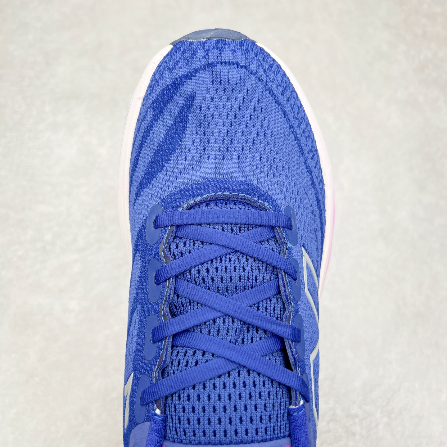 图片[4]-New Balance Fresh Foam X Vongo NB新百伦 V6系列低帮轻量化厚底健身休闲运动慢跑鞋 原楦原纸版开发#采用一体式工程网眼鞋面及热熔Logo细节#中底嵌入Fresh Foam X 中底轻量化泡沫技术#组合防滑耐磨橡胶外底片❗️更厚更弹,NB舒适健步跑鞋!近赏｜无论是日常慢跑，还是City Walk，它都可轻松应对提起今年最流行的事情，想必在你所在的城市来一段City Walk，带给你久违的松弛感、治愈你柔软的需要的New Balance NB Vongo v6顶级稳定支撑跑鞋 | Vongo v6是New Balance顶级稳定支撑训练鞋，稳定性出色，功能强大，舒适度高。中底使用的是NB最新的Fresh Foam X泡棉，内嵌一款TPU板，增加稳定性。可以进行日常长距离训练。尺码：36 37 37.5 38 38.5 39.5 40 40.5 41.5 42 42.5 43 44 45-选品中心