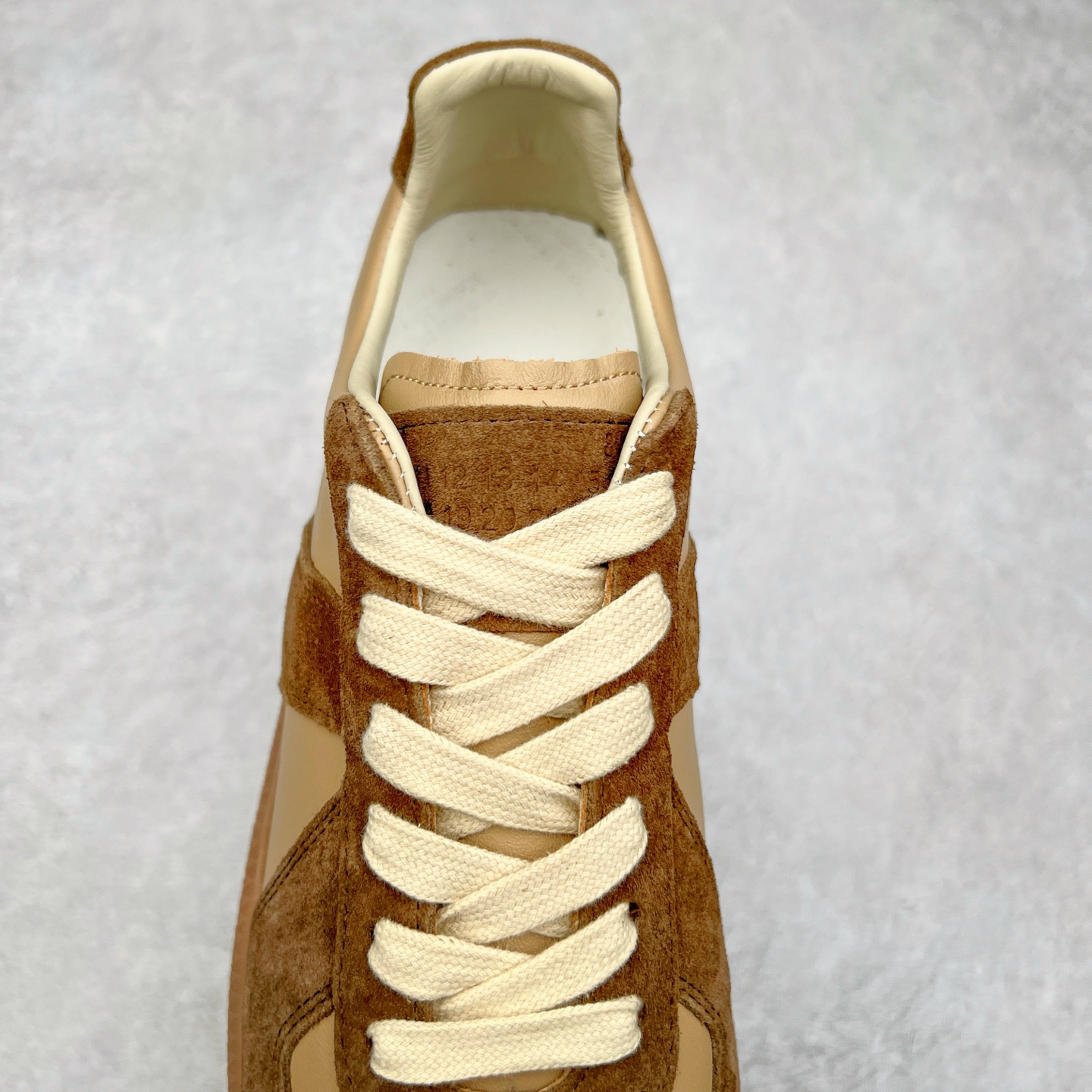 图片[5]-Maison Margiela Calfskin Replica 马吉拉德训鞋 上万点击率爆款 原档数据开发数月百分百还原 原盒原配防尘袋购物卡 全网唯一正确0-23数字排版 一比一间距字体 内里全头层小羊皮 原版防滑鞋底设计 灰色翻毛牛皮 白色细纹贝利头层皮 依照原版逐帧开发 原装淡粉纸板中底带编号钢印 尺码：35 36 37 38 39 40 41 42 43 44 45-选品中心