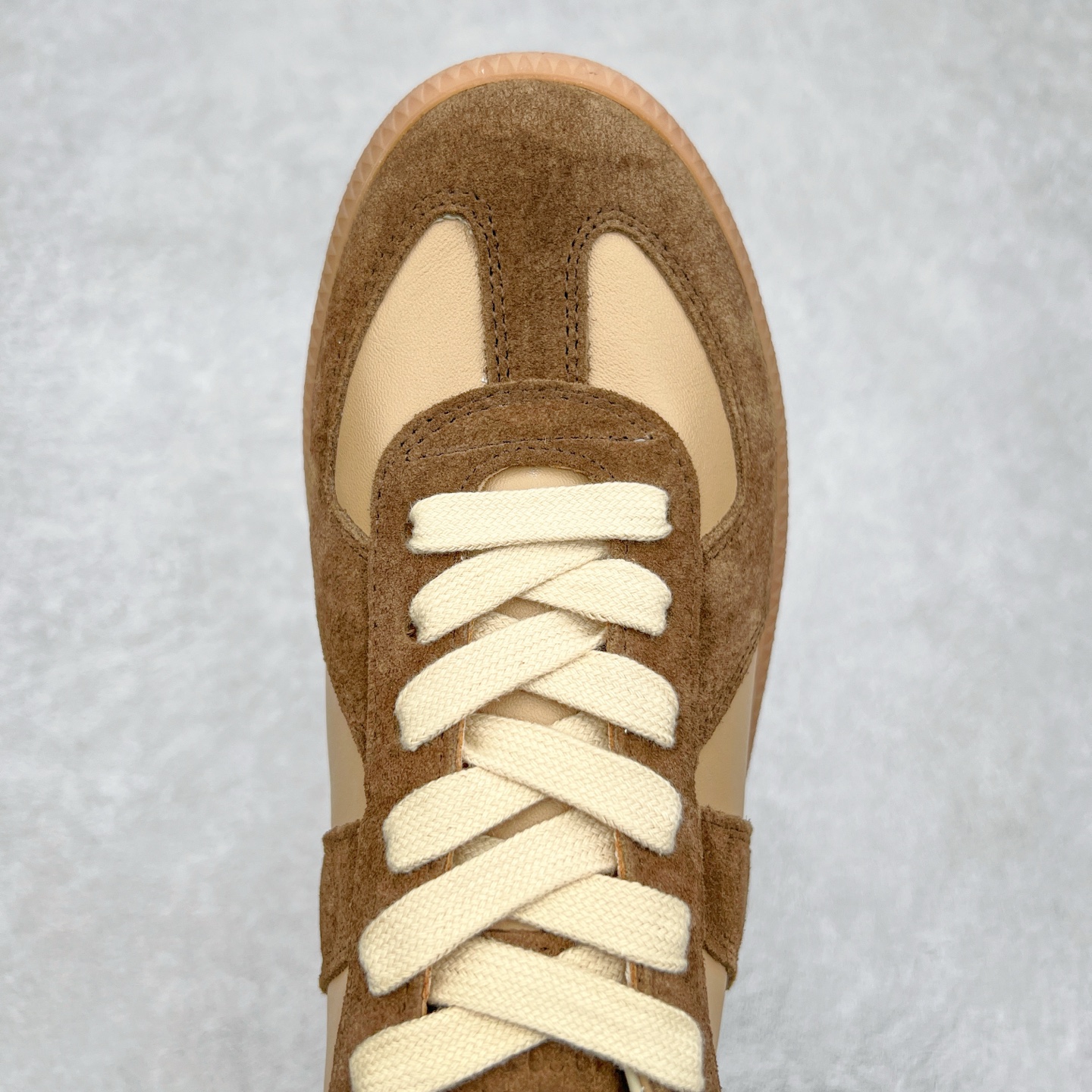 图片[4]-Maison Margiela Calfskin Replica 马吉拉德训鞋 上万点击率爆款 原档数据开发数月百分百还原 原盒原配防尘袋购物卡 全网唯一正确0-23数字排版 一比一间距字体 内里全头层小羊皮 原版防滑鞋底设计 灰色翻毛牛皮 白色细纹贝利头层皮 依照原版逐帧开发 原装淡粉纸板中底带编号钢印 尺码：35 36 37 38 39 40 41 42 43 44 45-选品中心