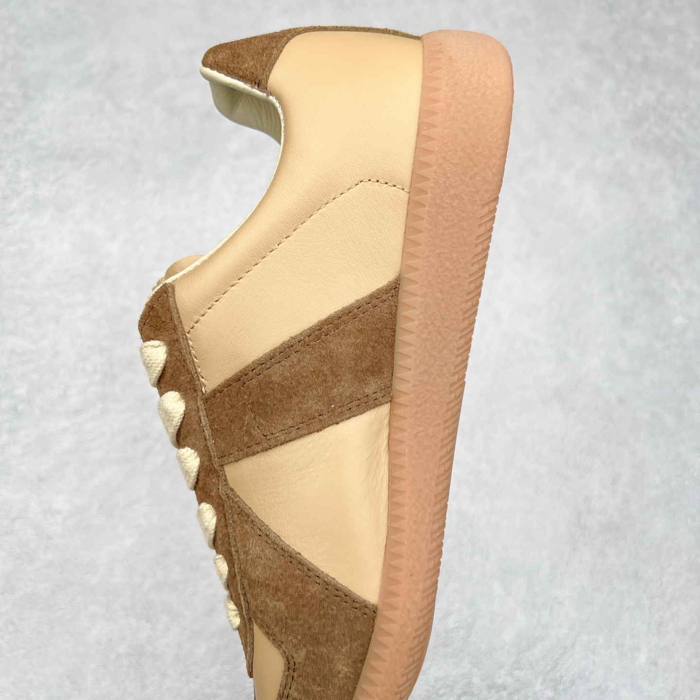 图片[7]-Maison Margiela Calfskin Replica 马吉拉德训鞋 上万点击率爆款 原档数据开发数月百分百还原 原盒原配防尘袋购物卡 全网唯一正确0-23数字排版 一比一间距字体 内里全头层小羊皮 原版防滑鞋底设计 灰色翻毛牛皮 白色细纹贝利头层皮 依照原版逐帧开发 原装淡粉纸板中底带编号钢印 尺码：35 36 37 38 39 40 41 42 43 44 45-选品中心