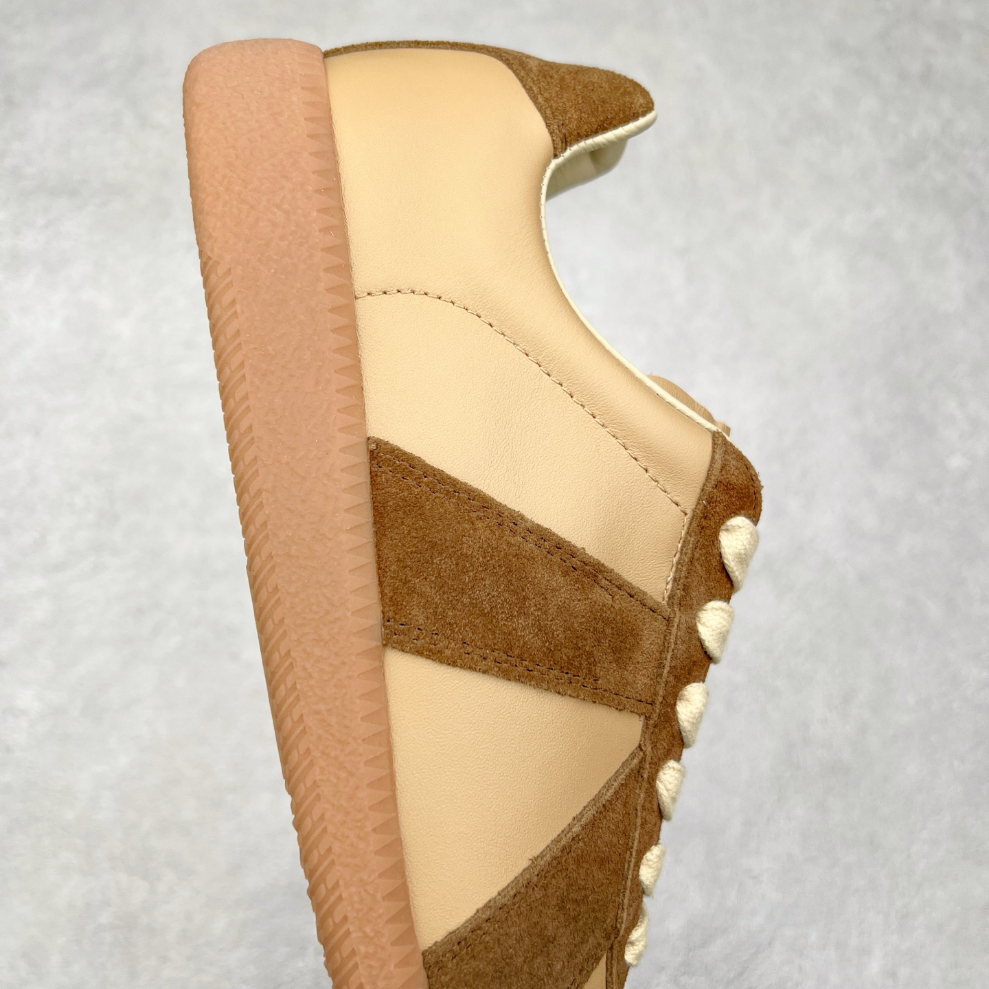 图片[6]-Maison Margiela Calfskin Replica 马吉拉德训鞋 上万点击率爆款 原档数据开发数月百分百还原 原盒原配防尘袋购物卡 全网唯一正确0-23数字排版 一比一间距字体 内里全头层小羊皮 原版防滑鞋底设计 灰色翻毛牛皮 白色细纹贝利头层皮 依照原版逐帧开发 原装淡粉纸板中底带编号钢印 尺码：35 36 37 38 39 40 41 42 43 44 45-选品中心