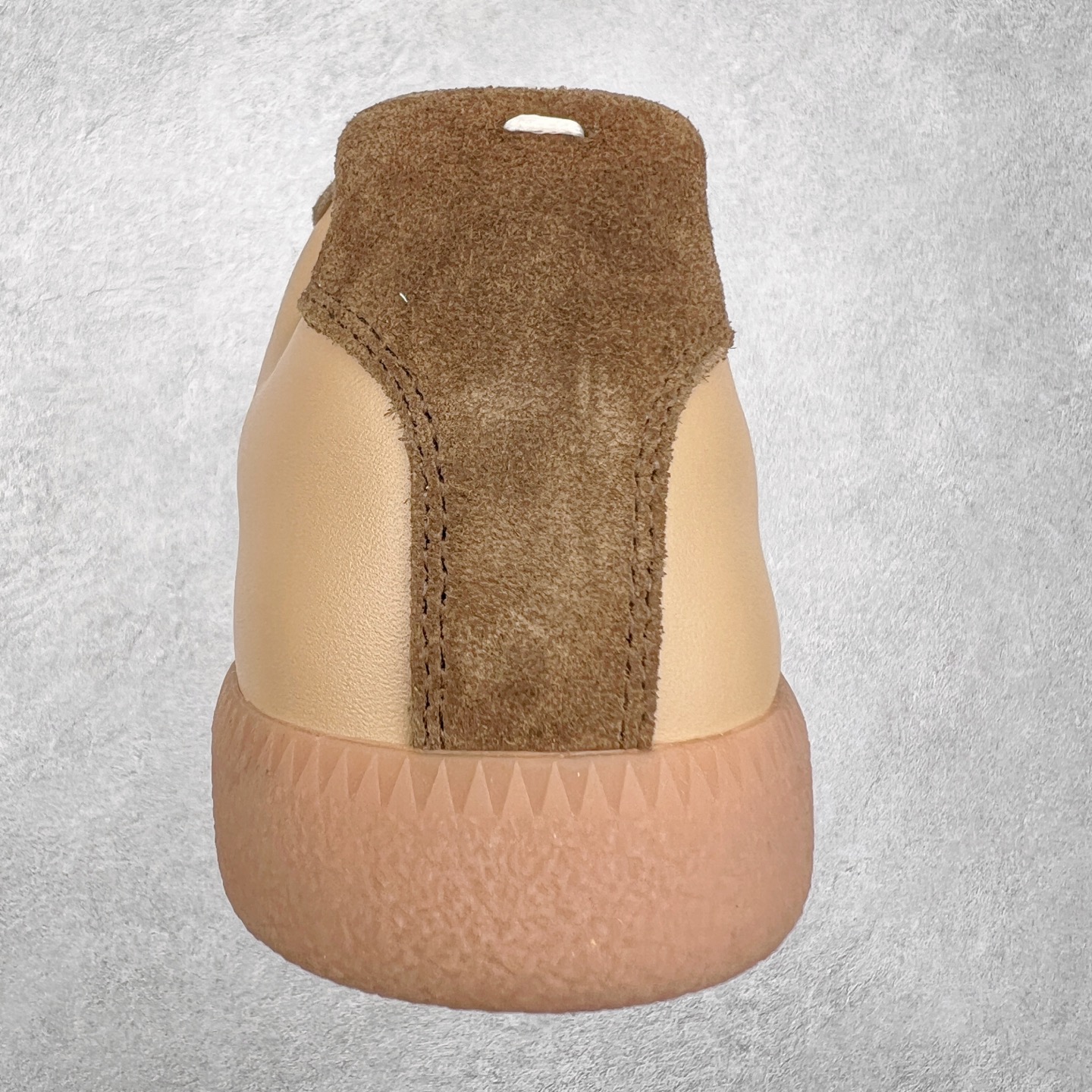 图片[8]-Maison Margiela Calfskin Replica 马吉拉德训鞋 上万点击率爆款 原档数据开发数月百分百还原 原盒原配防尘袋购物卡 全网唯一正确0-23数字排版 一比一间距字体 内里全头层小羊皮 原版防滑鞋底设计 灰色翻毛牛皮 白色细纹贝利头层皮 依照原版逐帧开发 原装淡粉纸板中底带编号钢印 尺码：35 36 37 38 39 40 41 42 43 44 45-选品中心