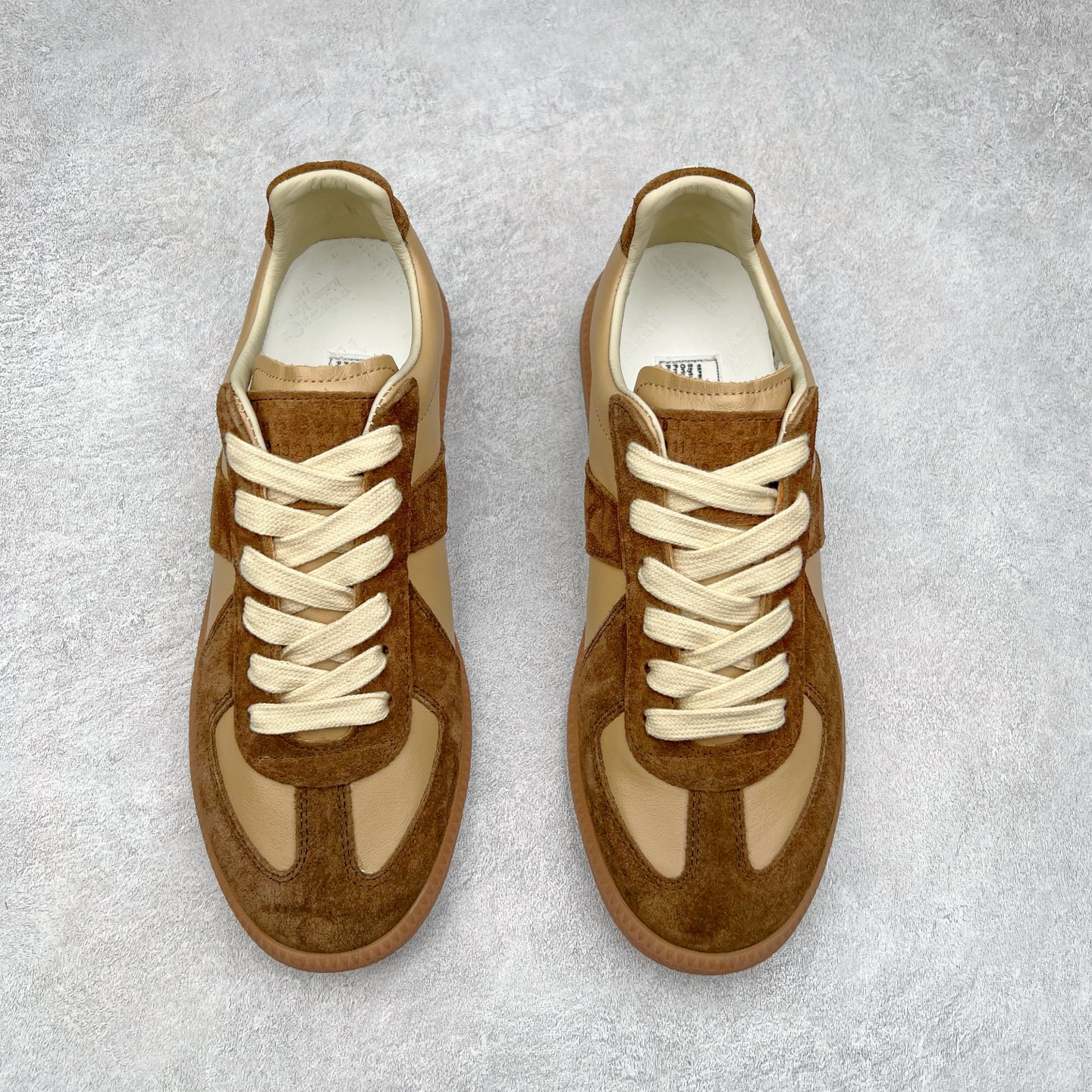 图片[2]-Maison Margiela Calfskin Replica 马吉拉德训鞋 上万点击率爆款 原档数据开发数月百分百还原 原盒原配防尘袋购物卡 全网唯一正确0-23数字排版 一比一间距字体 内里全头层小羊皮 原版防滑鞋底设计 灰色翻毛牛皮 白色细纹贝利头层皮 依照原版逐帧开发 原装淡粉纸板中底带编号钢印 尺码：35 36 37 38 39 40 41 42 43 44 45-选品中心