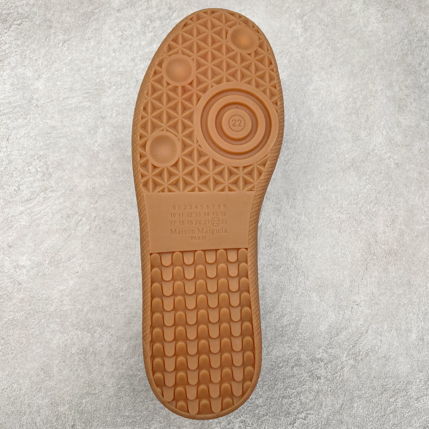 图片[9]-Maison Margiela Calfskin Replica 马吉拉德训鞋 上万点击率爆款 原档数据开发数月百分百还原 原盒原配防尘袋购物卡 全网唯一正确0-23数字排版 一比一间距字体 内里全头层小羊皮 原版防滑鞋底设计 灰色翻毛牛皮 白色细纹贝利头层皮 依照原版逐帧开发 原装淡粉纸板中底带编号钢印 尺码：35 36 37 38 39 40 41 42 43 44 45-选品中心