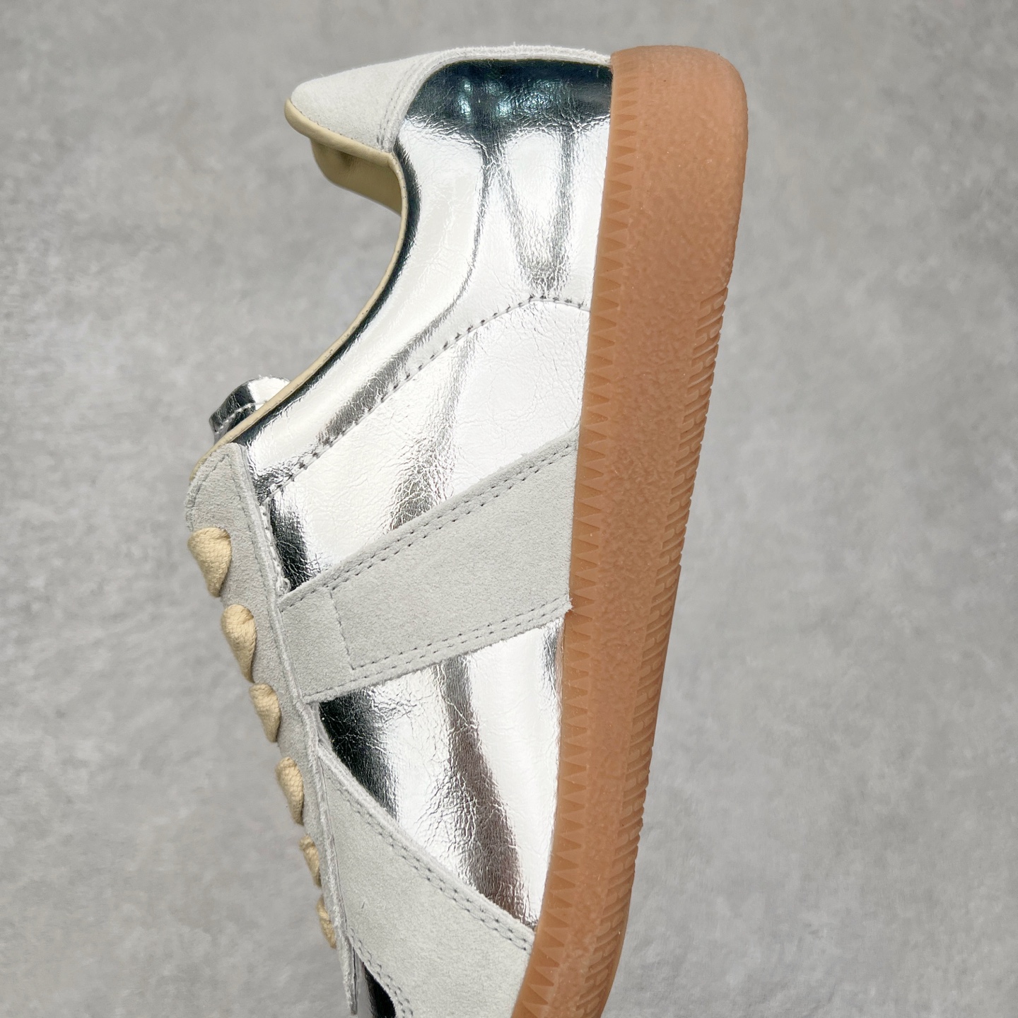 图片[7]-Maison Margiela Calfskin Replica 马吉拉德训鞋 上万点击率爆款 原档数据开发数月百分百还原 原盒原配防尘袋购物卡 全网唯一正确0-23数字排版 一比一间距字体 内里全头层小羊皮 原版防滑鞋底设计 灰色翻毛牛皮 白色细纹贝利头层皮 依照原版逐帧开发 原装淡粉纸板中底带编号钢印 尺码：35 36 37 38 39 40 41 42 43 44 45-选品中心