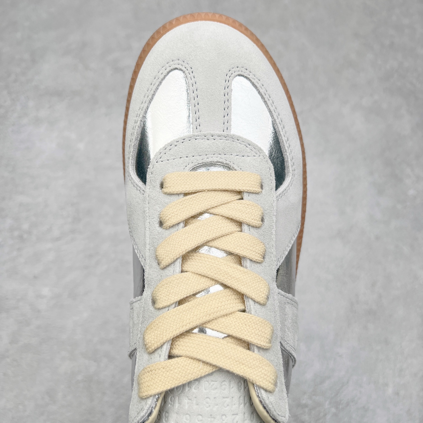 图片[4]-Maison Margiela Calfskin Replica 马吉拉德训鞋 上万点击率爆款 原档数据开发数月百分百还原 原盒原配防尘袋购物卡 全网唯一正确0-23数字排版 一比一间距字体 内里全头层小羊皮 原版防滑鞋底设计 灰色翻毛牛皮 白色细纹贝利头层皮 依照原版逐帧开发 原装淡粉纸板中底带编号钢印 尺码：35 36 37 38 39 40 41 42 43 44 45-选品中心