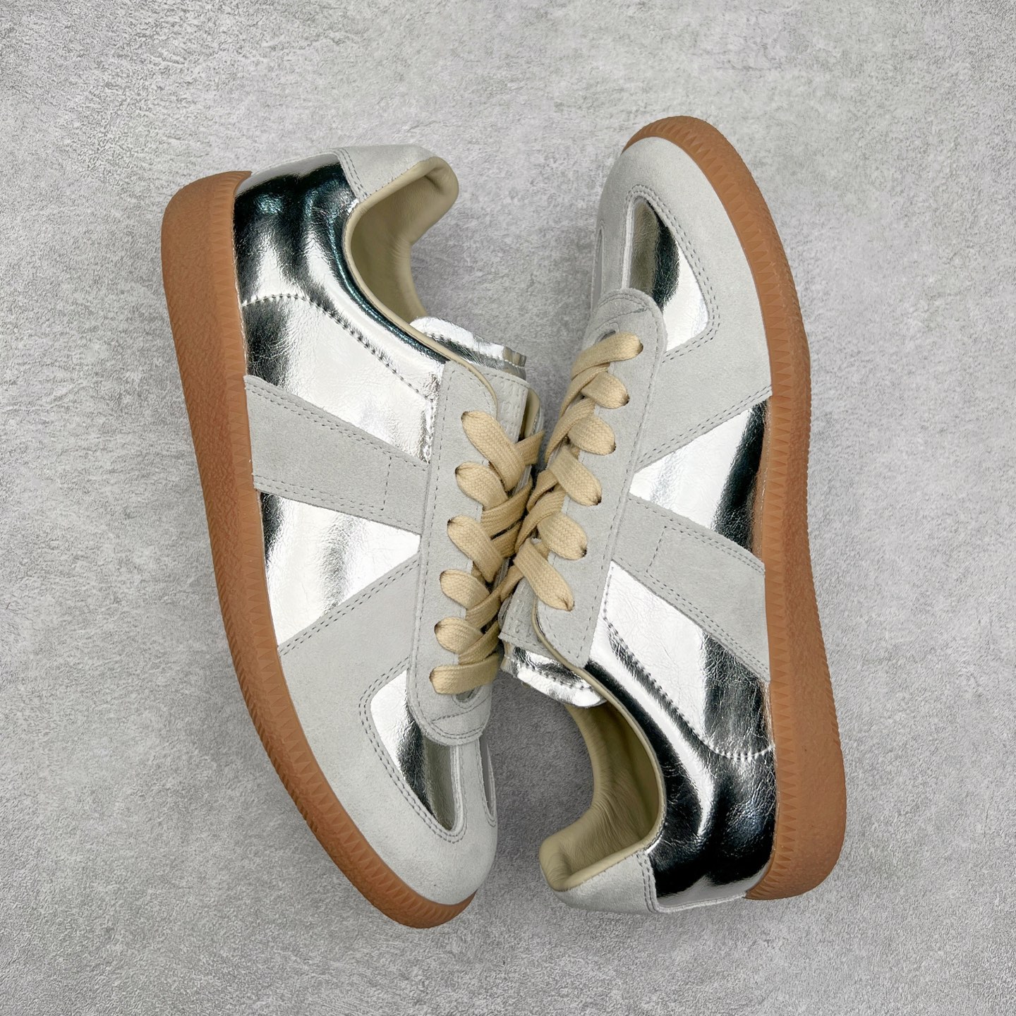 图片[3]-Maison Margiela Calfskin Replica 马吉拉德训鞋 上万点击率爆款 原档数据开发数月百分百还原 原盒原配防尘袋购物卡 全网唯一正确0-23数字排版 一比一间距字体 内里全头层小羊皮 原版防滑鞋底设计 灰色翻毛牛皮 白色细纹贝利头层皮 依照原版逐帧开发 原装淡粉纸板中底带编号钢印 尺码：35 36 37 38 39 40 41 42 43 44 45-选品中心