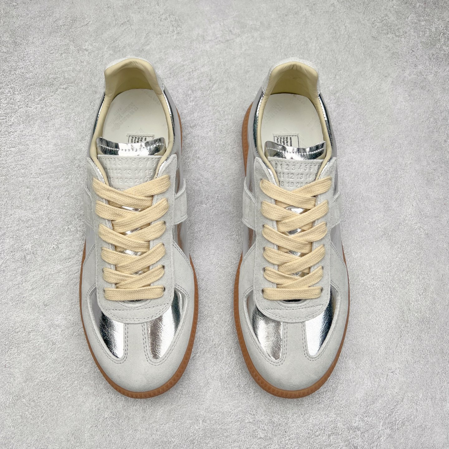 图片[2]-Maison Margiela Calfskin Replica 马吉拉德训鞋 上万点击率爆款 原档数据开发数月百分百还原 原盒原配防尘袋购物卡 全网唯一正确0-23数字排版 一比一间距字体 内里全头层小羊皮 原版防滑鞋底设计 灰色翻毛牛皮 白色细纹贝利头层皮 依照原版逐帧开发 原装淡粉纸板中底带编号钢印 尺码：35 36 37 38 39 40 41 42 43 44 45-选品中心