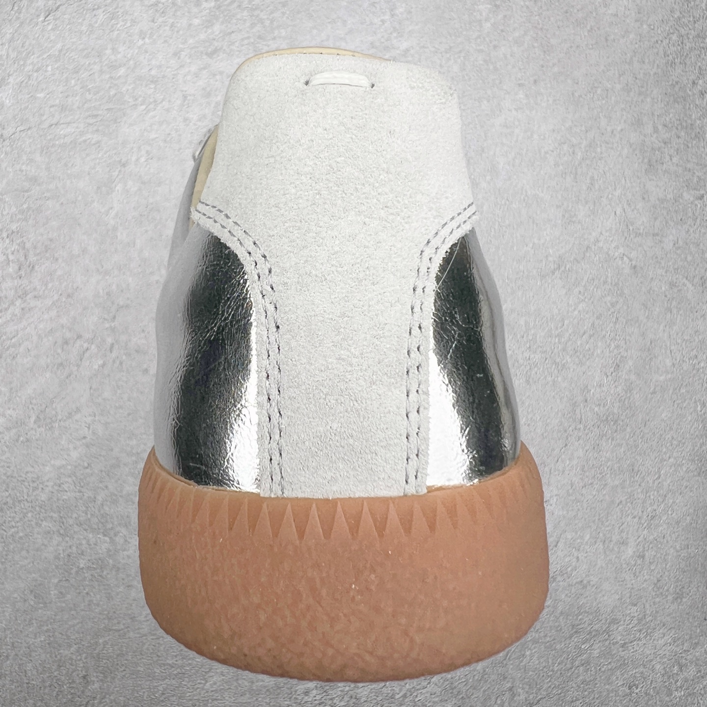 图片[8]-Maison Margiela Calfskin Replica 马吉拉德训鞋 上万点击率爆款 原档数据开发数月百分百还原 原盒原配防尘袋购物卡 全网唯一正确0-23数字排版 一比一间距字体 内里全头层小羊皮 原版防滑鞋底设计 灰色翻毛牛皮 白色细纹贝利头层皮 依照原版逐帧开发 原装淡粉纸板中底带编号钢印 尺码：35 36 37 38 39 40 41 42 43 44 45-选品中心