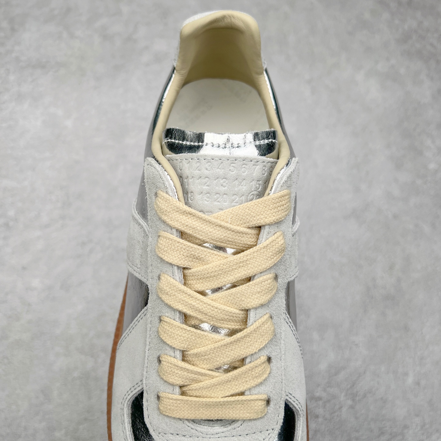 图片[5]-Maison Margiela Calfskin Replica 马吉拉德训鞋 上万点击率爆款 原档数据开发数月百分百还原 原盒原配防尘袋购物卡 全网唯一正确0-23数字排版 一比一间距字体 内里全头层小羊皮 原版防滑鞋底设计 灰色翻毛牛皮 白色细纹贝利头层皮 依照原版逐帧开发 原装淡粉纸板中底带编号钢印 尺码：35 36 37 38 39 40 41 42 43 44 45-选品中心