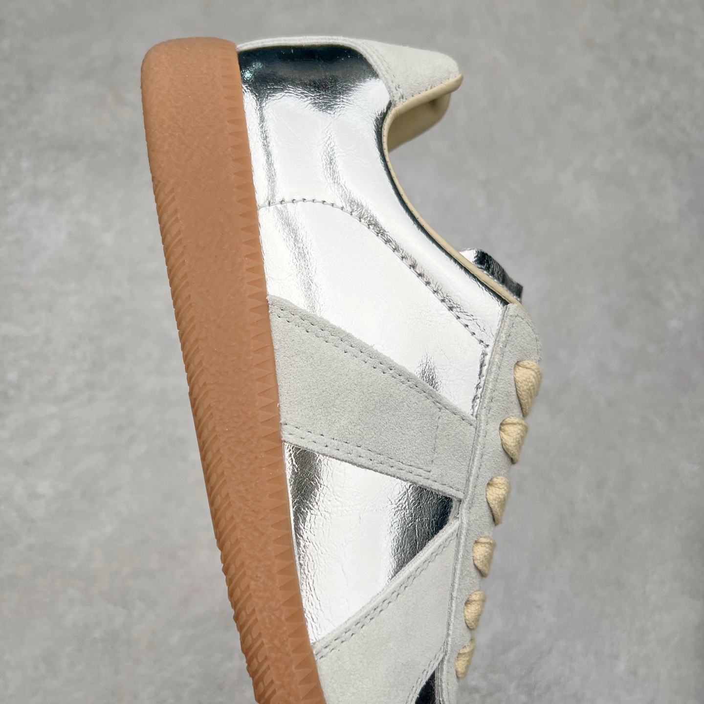 图片[6]-Maison Margiela Calfskin Replica 马吉拉德训鞋 上万点击率爆款 原档数据开发数月百分百还原 原盒原配防尘袋购物卡 全网唯一正确0-23数字排版 一比一间距字体 内里全头层小羊皮 原版防滑鞋底设计 灰色翻毛牛皮 白色细纹贝利头层皮 依照原版逐帧开发 原装淡粉纸板中底带编号钢印 尺码：35 36 37 38 39 40 41 42 43 44 45-选品中心