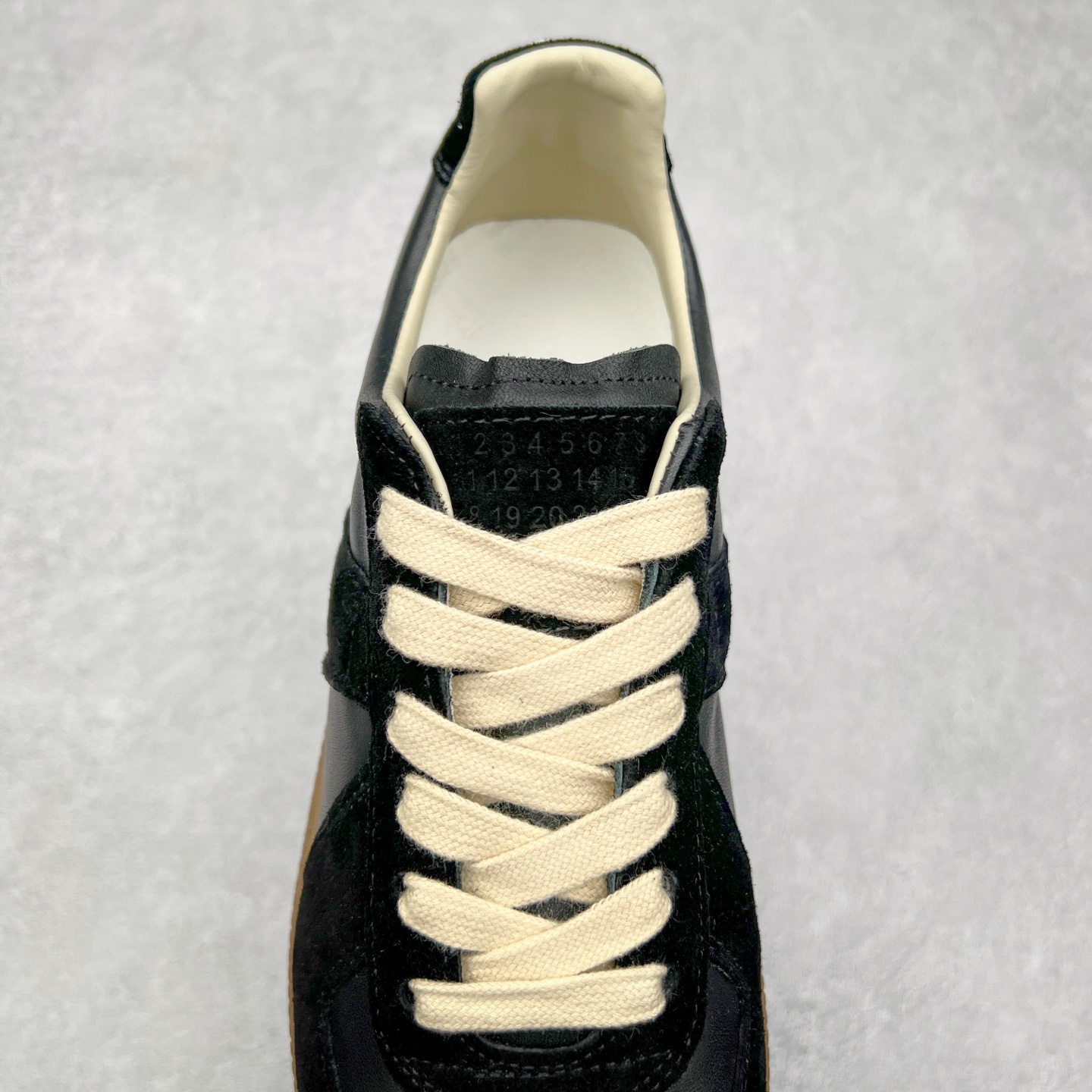 图片[5]-Maison Margiela Calfskin Replica 马吉拉德训鞋 上万点击率爆款 原档数据开发数月百分百还原 原盒原配防尘袋购物卡 全网唯一正确0-23数字排版 一比一间距字体 内里全头层小羊皮 原版防滑鞋底设计 灰色翻毛牛皮 白色细纹贝利头层皮 依照原版逐帧开发 原装淡粉纸板中底带编号钢印 尺码：35 36 37 38 39 40 41 42 43 44 45-选品中心