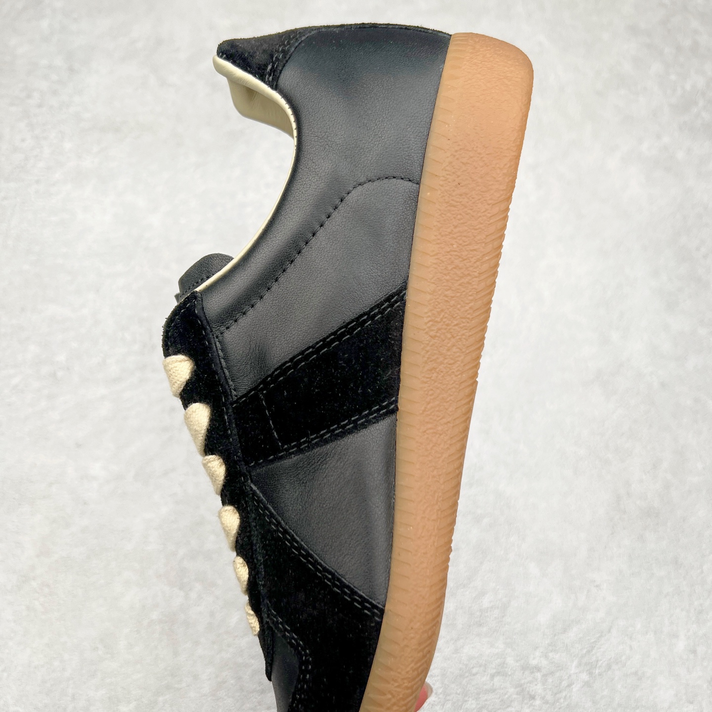 图片[7]-Maison Margiela Calfskin Replica 马吉拉德训鞋 上万点击率爆款 原档数据开发数月百分百还原 原盒原配防尘袋购物卡 全网唯一正确0-23数字排版 一比一间距字体 内里全头层小羊皮 原版防滑鞋底设计 灰色翻毛牛皮 白色细纹贝利头层皮 依照原版逐帧开发 原装淡粉纸板中底带编号钢印 尺码：35 36 37 38 39 40 41 42 43 44 45-选品中心