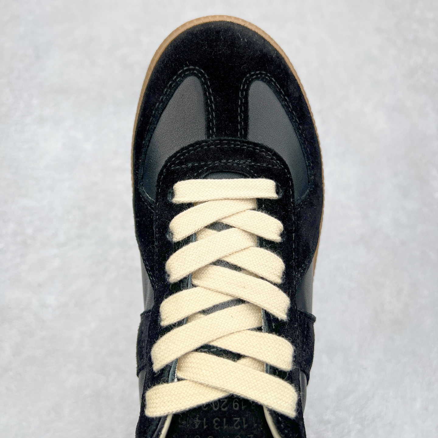 图片[4]-Maison Margiela Calfskin Replica 马吉拉德训鞋 上万点击率爆款 原档数据开发数月百分百还原 原盒原配防尘袋购物卡 全网唯一正确0-23数字排版 一比一间距字体 内里全头层小羊皮 原版防滑鞋底设计 灰色翻毛牛皮 白色细纹贝利头层皮 依照原版逐帧开发 原装淡粉纸板中底带编号钢印 尺码：35 36 37 38 39 40 41 42 43 44 45-选品中心