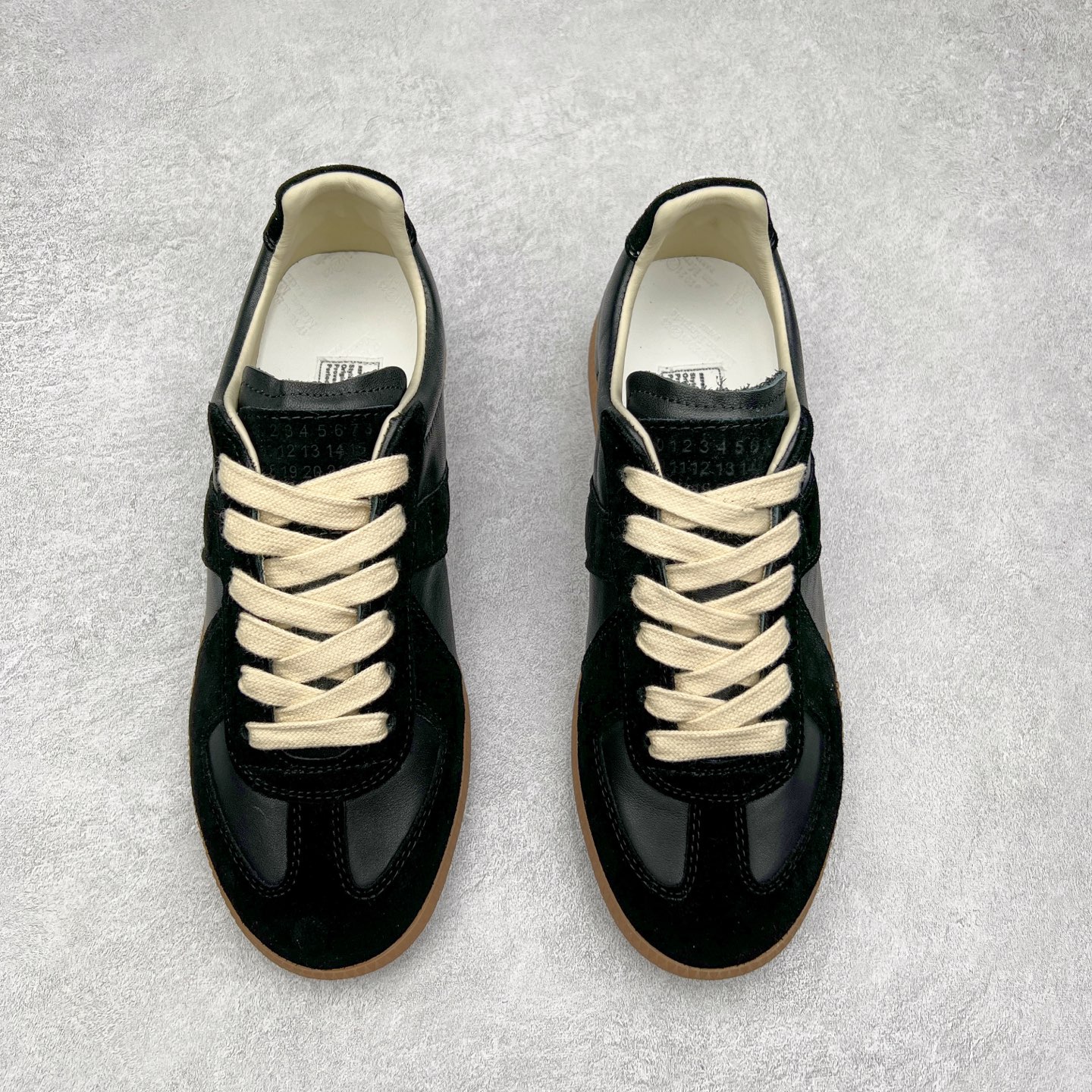 图片[2]-Maison Margiela Calfskin Replica 马吉拉德训鞋 上万点击率爆款 原档数据开发数月百分百还原 原盒原配防尘袋购物卡 全网唯一正确0-23数字排版 一比一间距字体 内里全头层小羊皮 原版防滑鞋底设计 灰色翻毛牛皮 白色细纹贝利头层皮 依照原版逐帧开发 原装淡粉纸板中底带编号钢印 尺码：35 36 37 38 39 40 41 42 43 44 45-选品中心