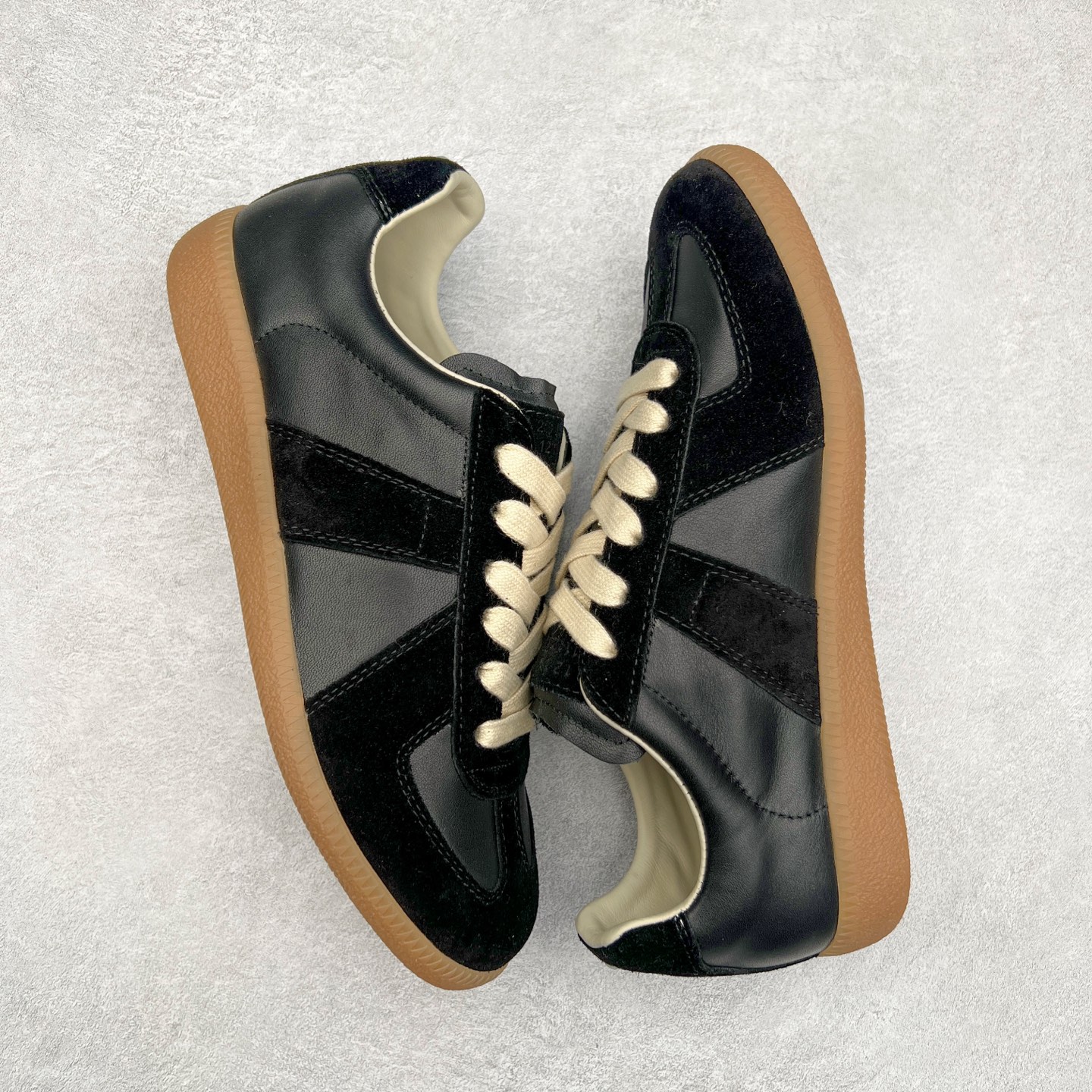 图片[3]-Maison Margiela Calfskin Replica 马吉拉德训鞋 上万点击率爆款 原档数据开发数月百分百还原 原盒原配防尘袋购物卡 全网唯一正确0-23数字排版 一比一间距字体 内里全头层小羊皮 原版防滑鞋底设计 灰色翻毛牛皮 白色细纹贝利头层皮 依照原版逐帧开发 原装淡粉纸板中底带编号钢印 尺码：35 36 37 38 39 40 41 42 43 44 45-选品中心