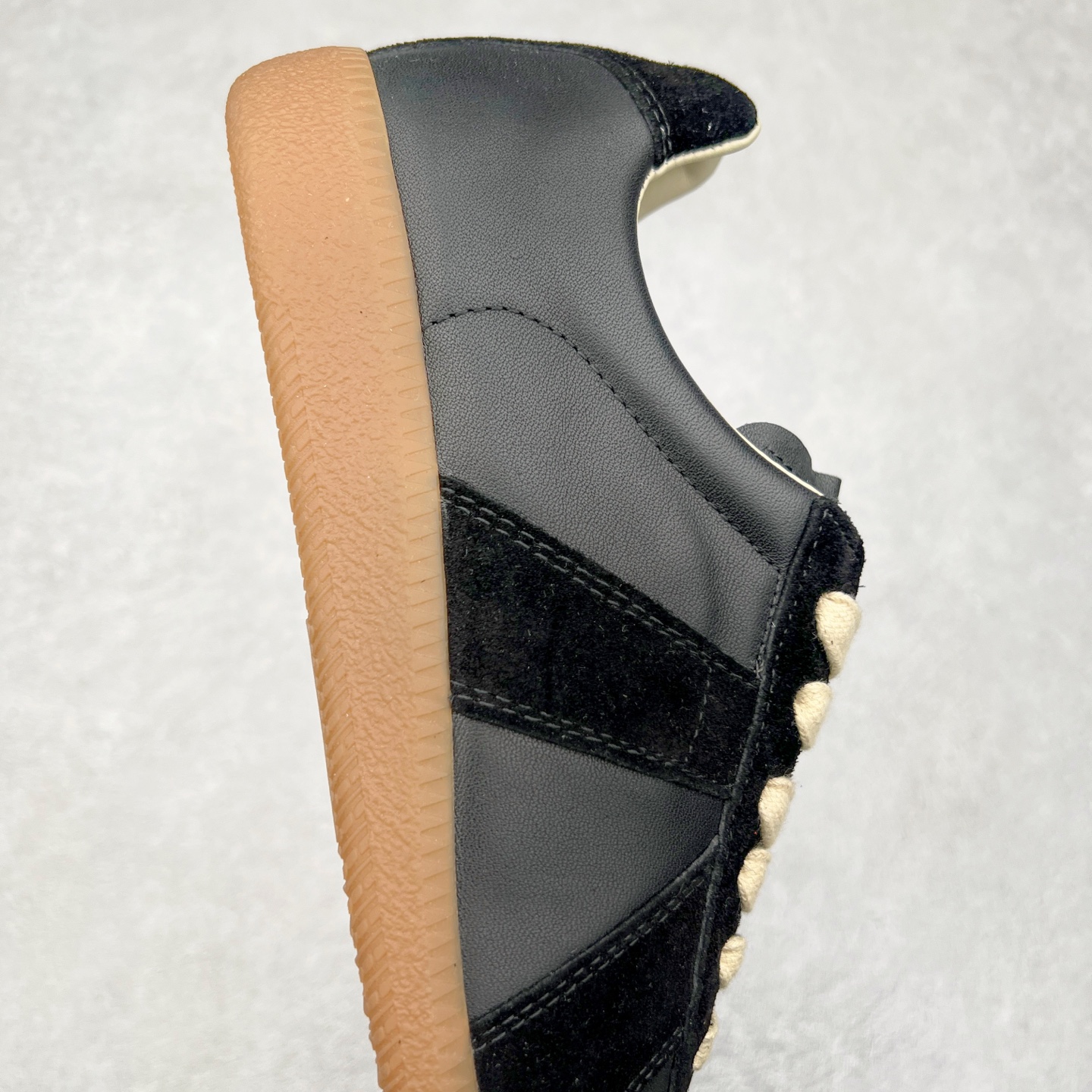 图片[6]-Maison Margiela Calfskin Replica 马吉拉德训鞋 上万点击率爆款 原档数据开发数月百分百还原 原盒原配防尘袋购物卡 全网唯一正确0-23数字排版 一比一间距字体 内里全头层小羊皮 原版防滑鞋底设计 灰色翻毛牛皮 白色细纹贝利头层皮 依照原版逐帧开发 原装淡粉纸板中底带编号钢印 尺码：35 36 37 38 39 40 41 42 43 44 45-选品中心